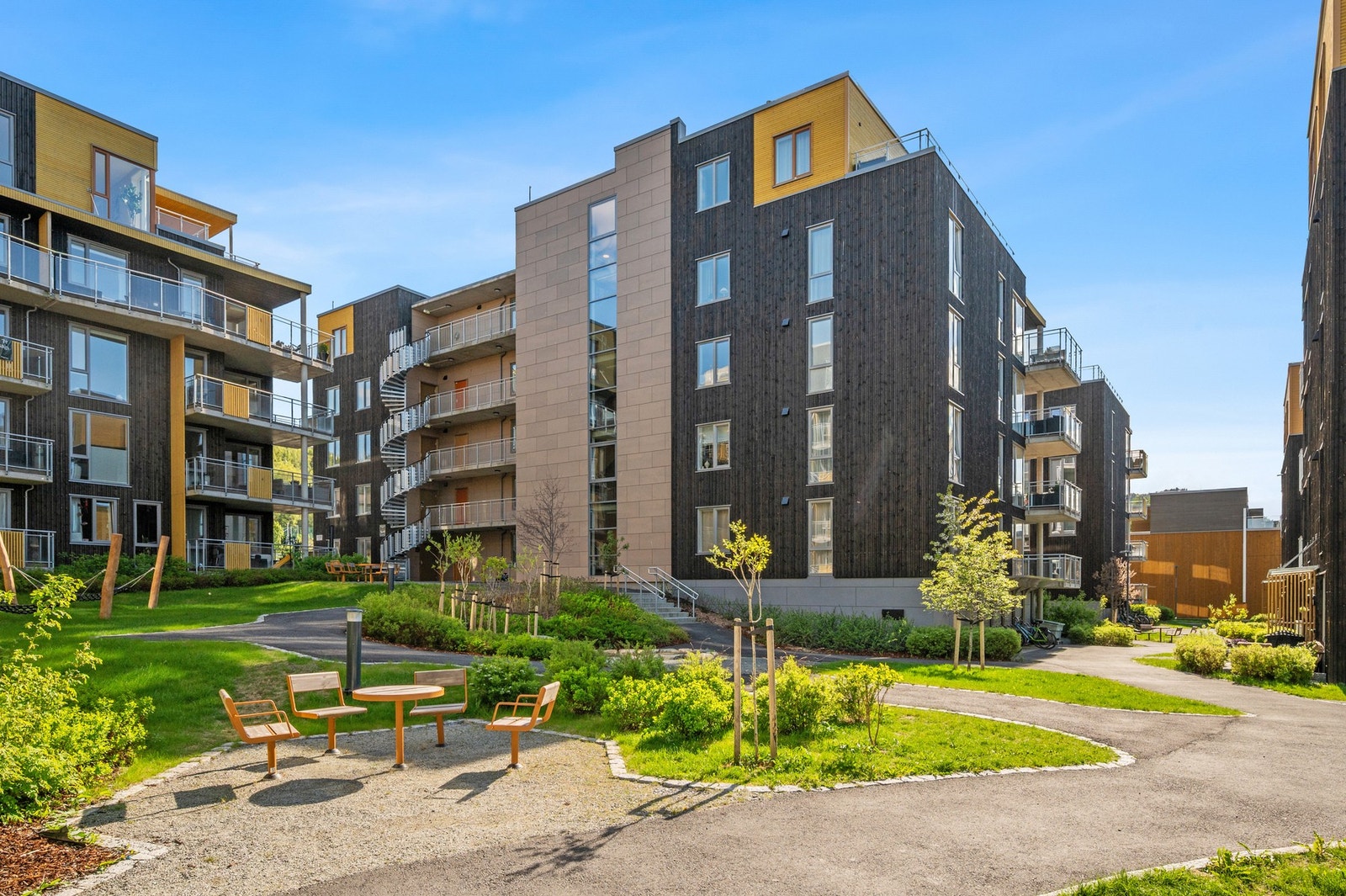 Barnevennlig uteområde hvor barna trygt kan leke. Galleribilde