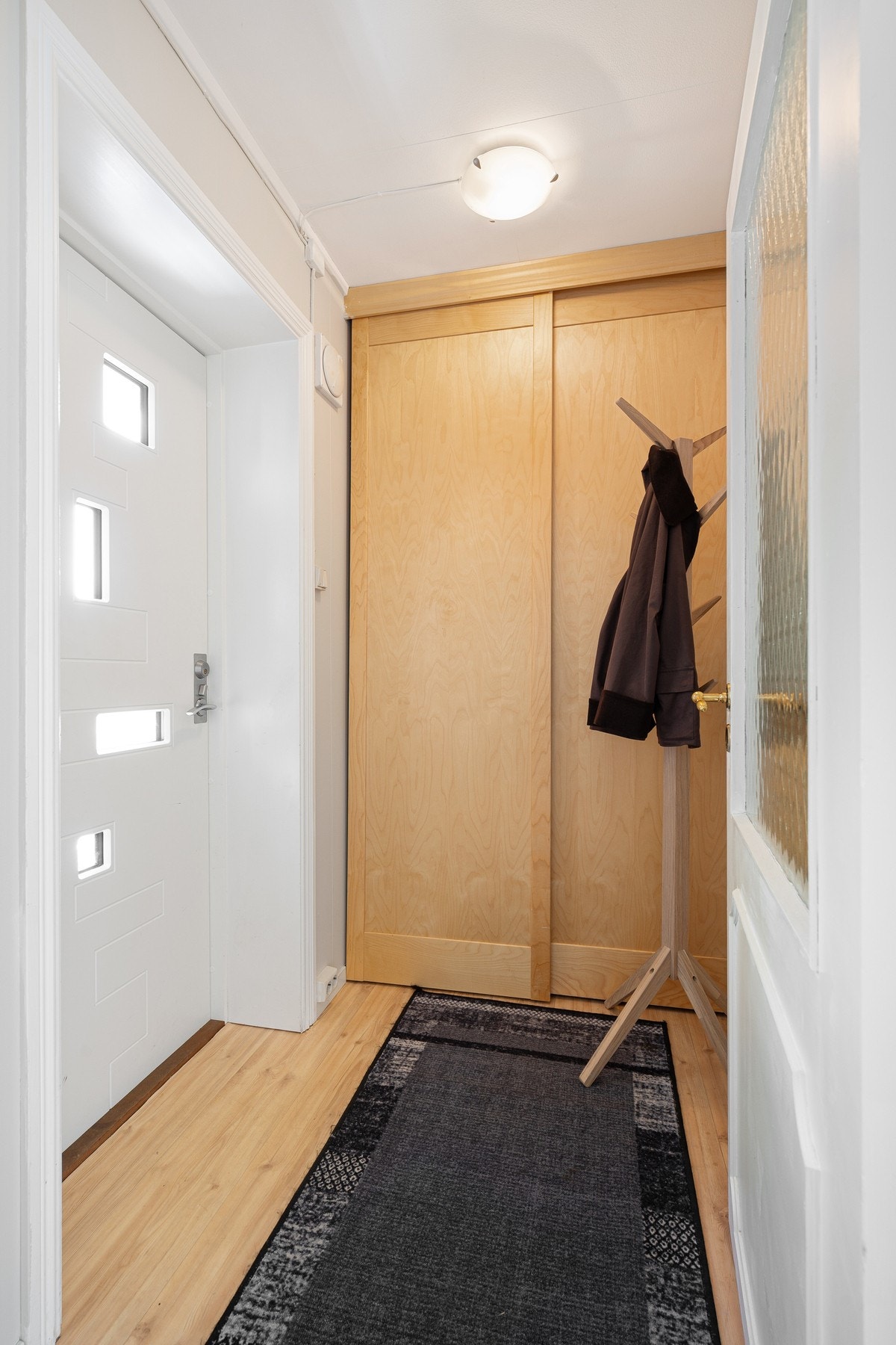 Entré med skyvedørsgarderobe og ny inngangsdør fra 2010 Galleribilde