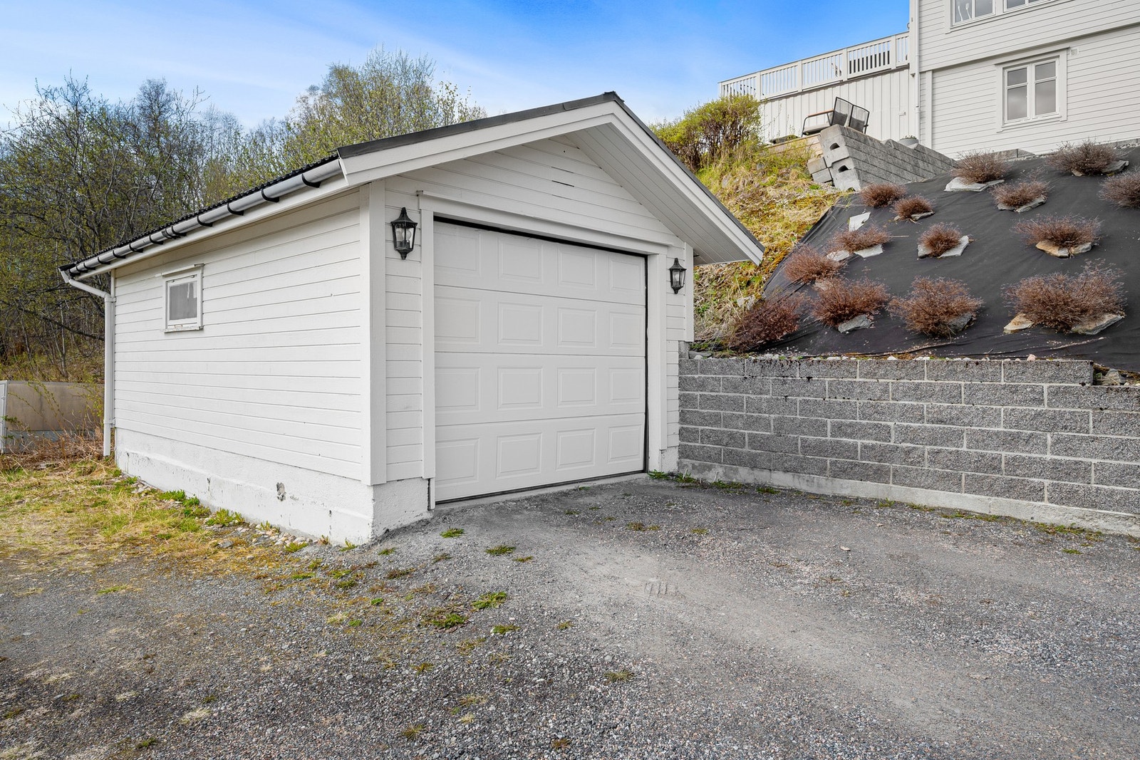 Garasje med el-bil lader Galleribilde