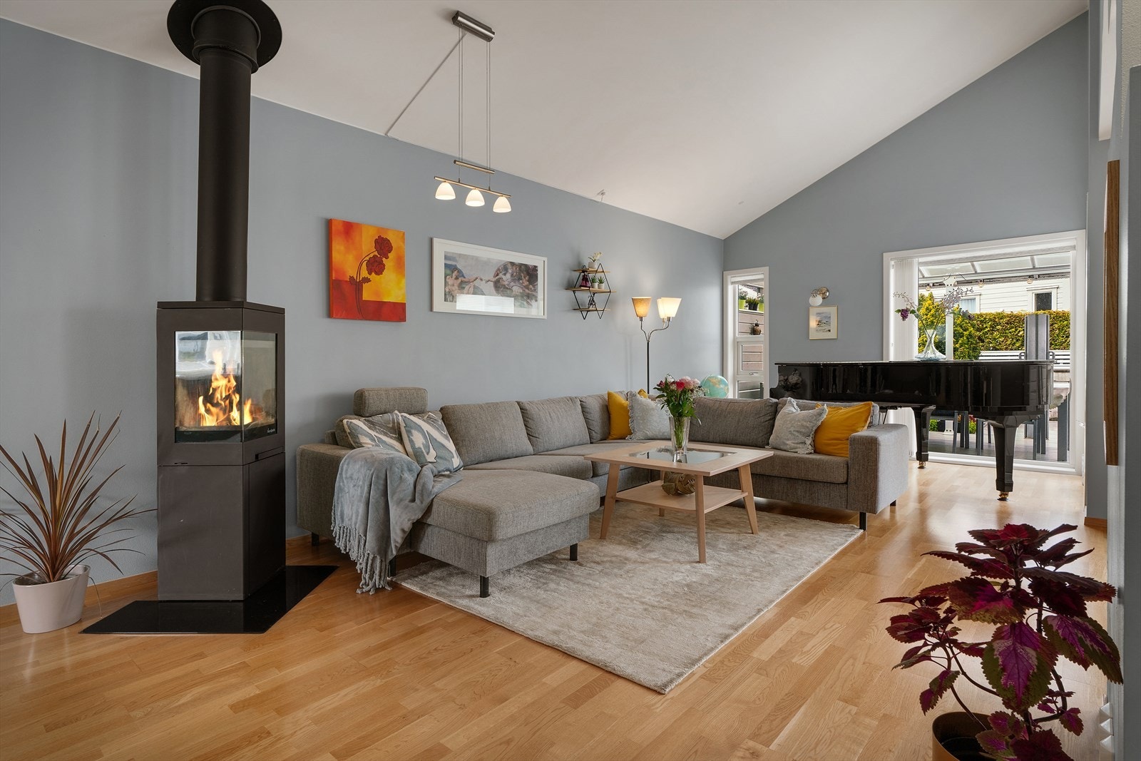 Stuen har god plass til en stor sofagruppe og er et naturlig samlingspunkt for familien. Galleribilde
