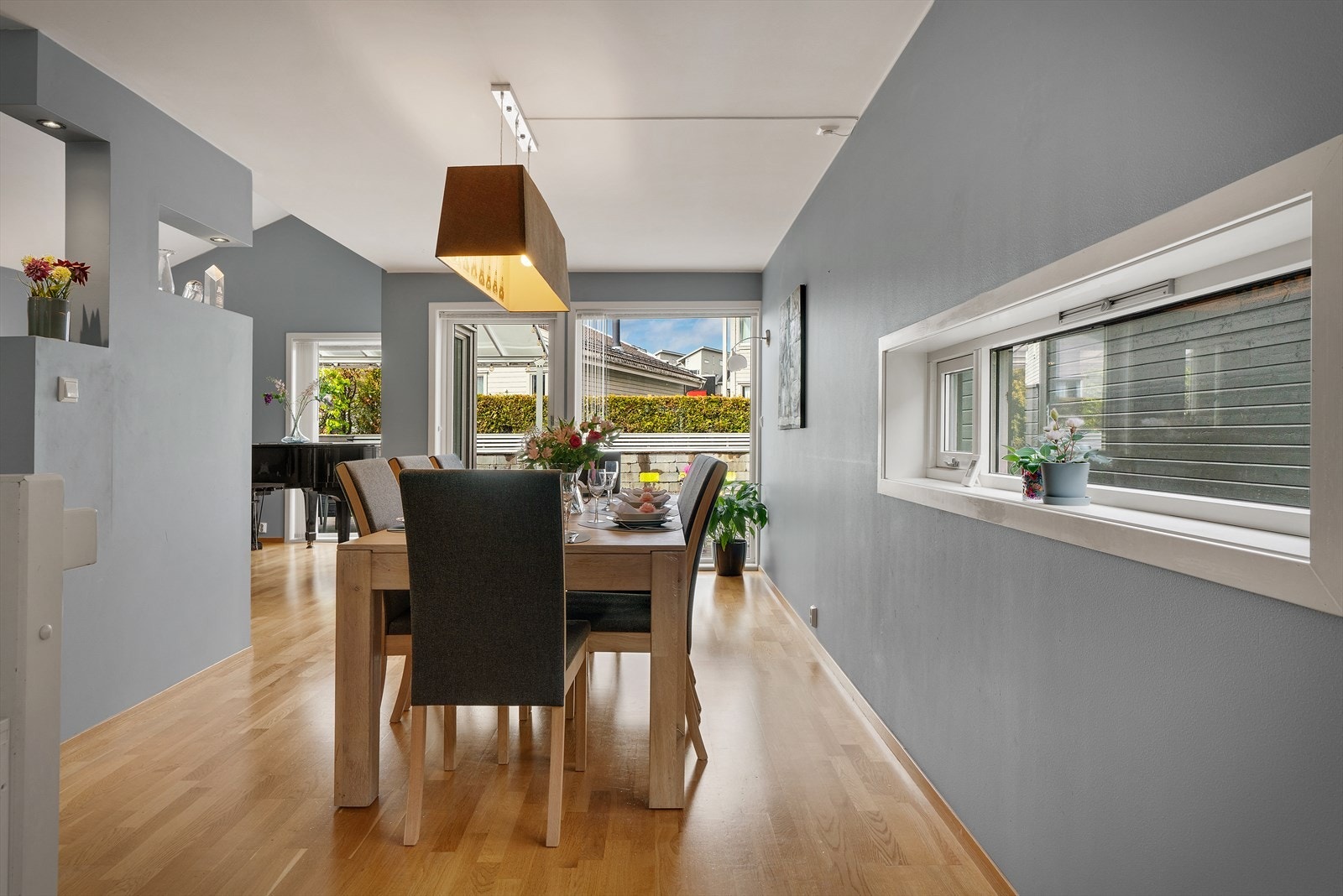 Fra spisestuen er det direkte utgang til det store terrassedekket, som utvider det sosiale arealet på varme dager. Galleribilde