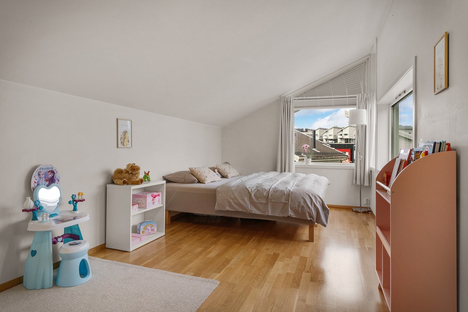 Soverom i tredje etasje med eikeparkett og plass til dobbeltseng og møblement. Galleribilde