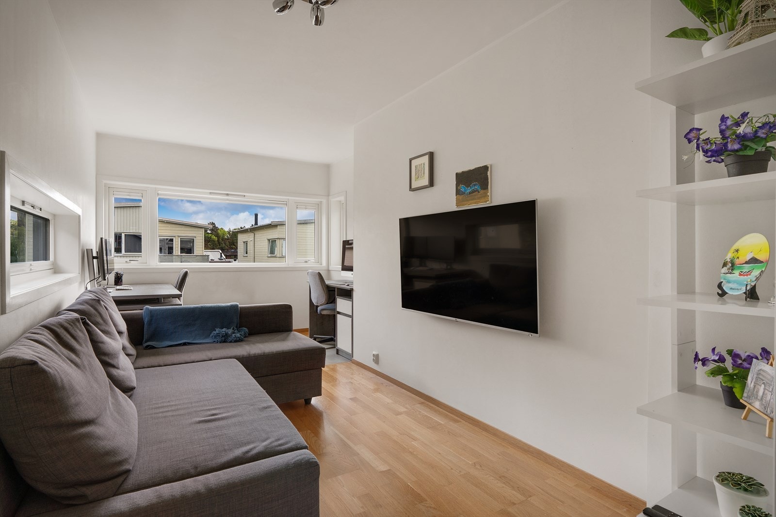 Det ene soverommet i andre er i dag innredet som en ekstra TV-stue, med eikeparkett på gulvet. Galleribilde