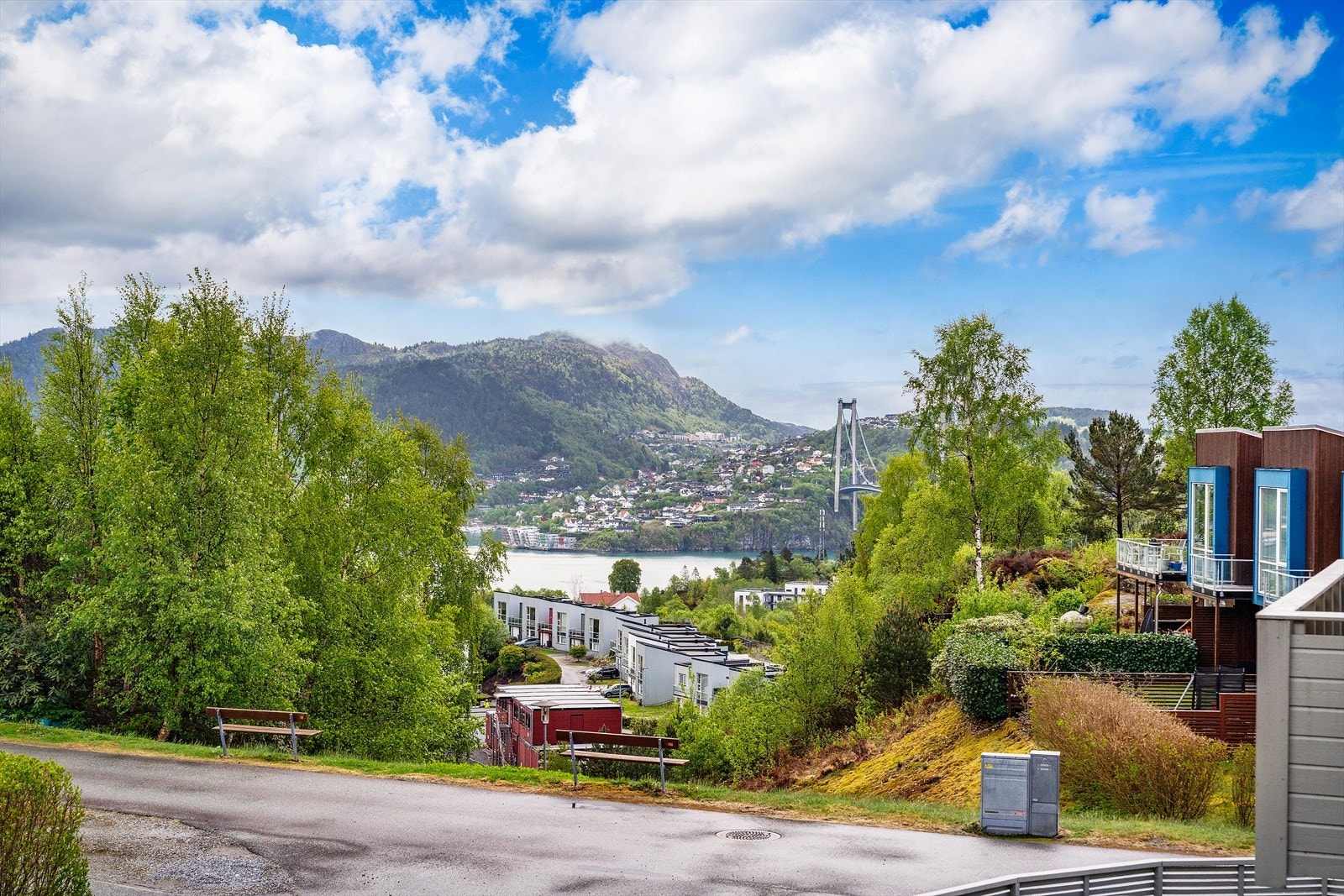 Bussholdeplassen Stongafjellsbakken ligger kun tre minutters gange fra boligen, med avganger for linje 493. Galleribilde