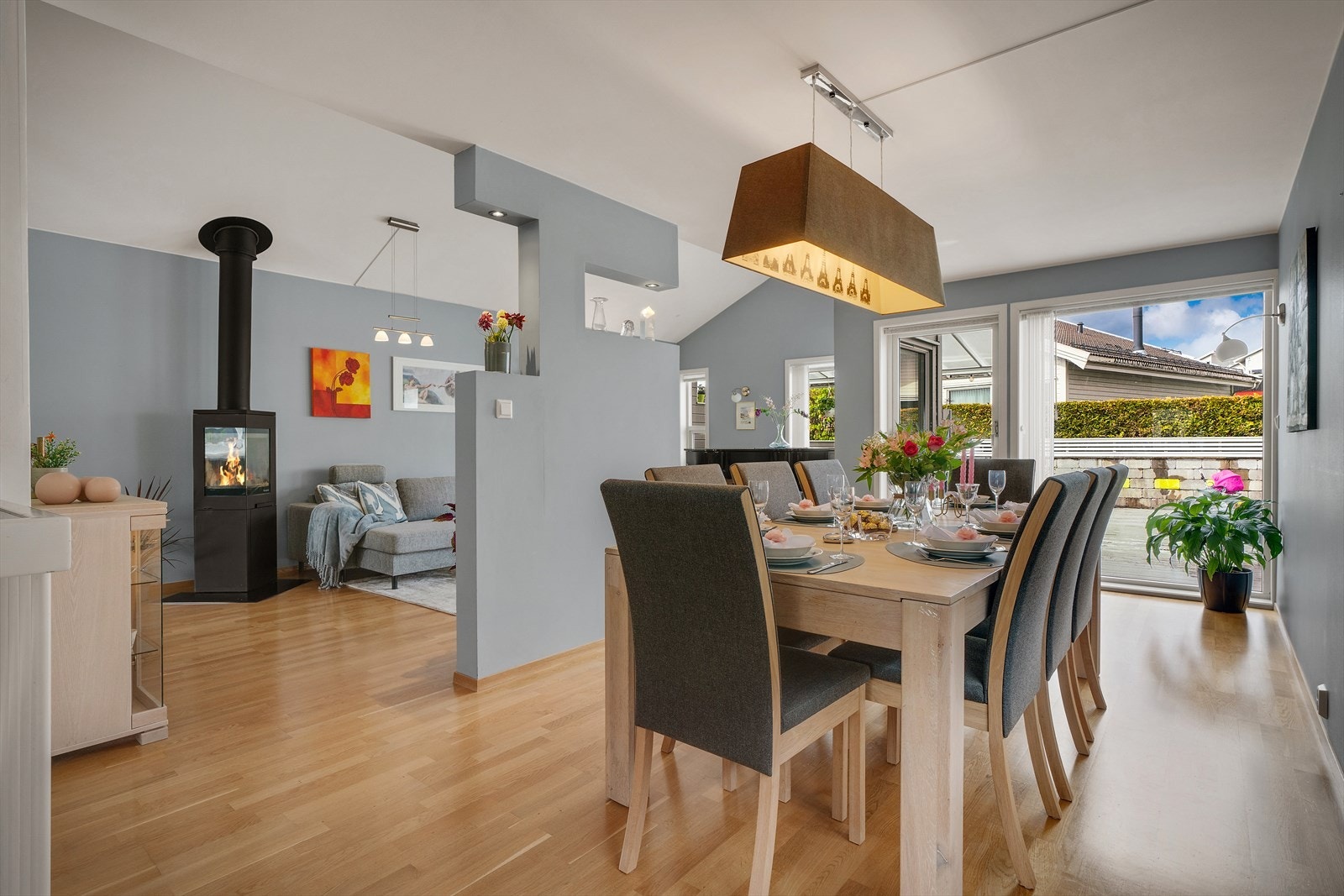 Stuen er romslig med plass til både sofagruppe og en stor spisestue. Rommet har gjennomgående eikeparkett. Galleribilde