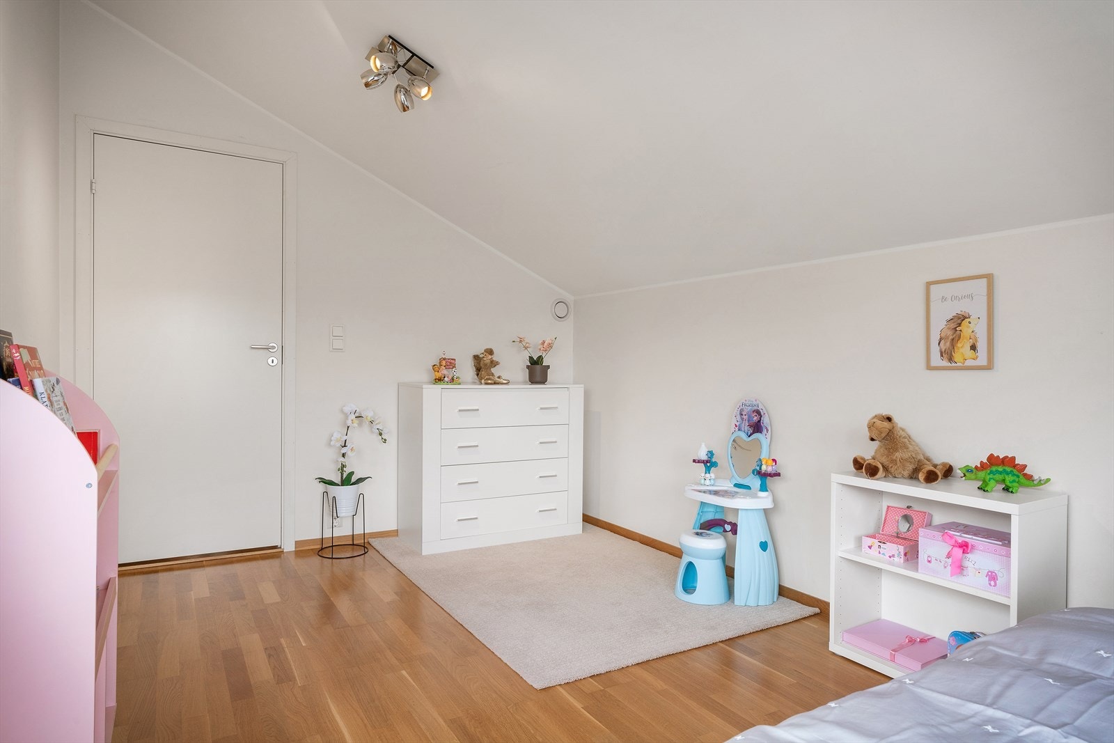 Rommet har god plass til oppbevaring og er et lyst og trivelig barnerom. Galleribilde