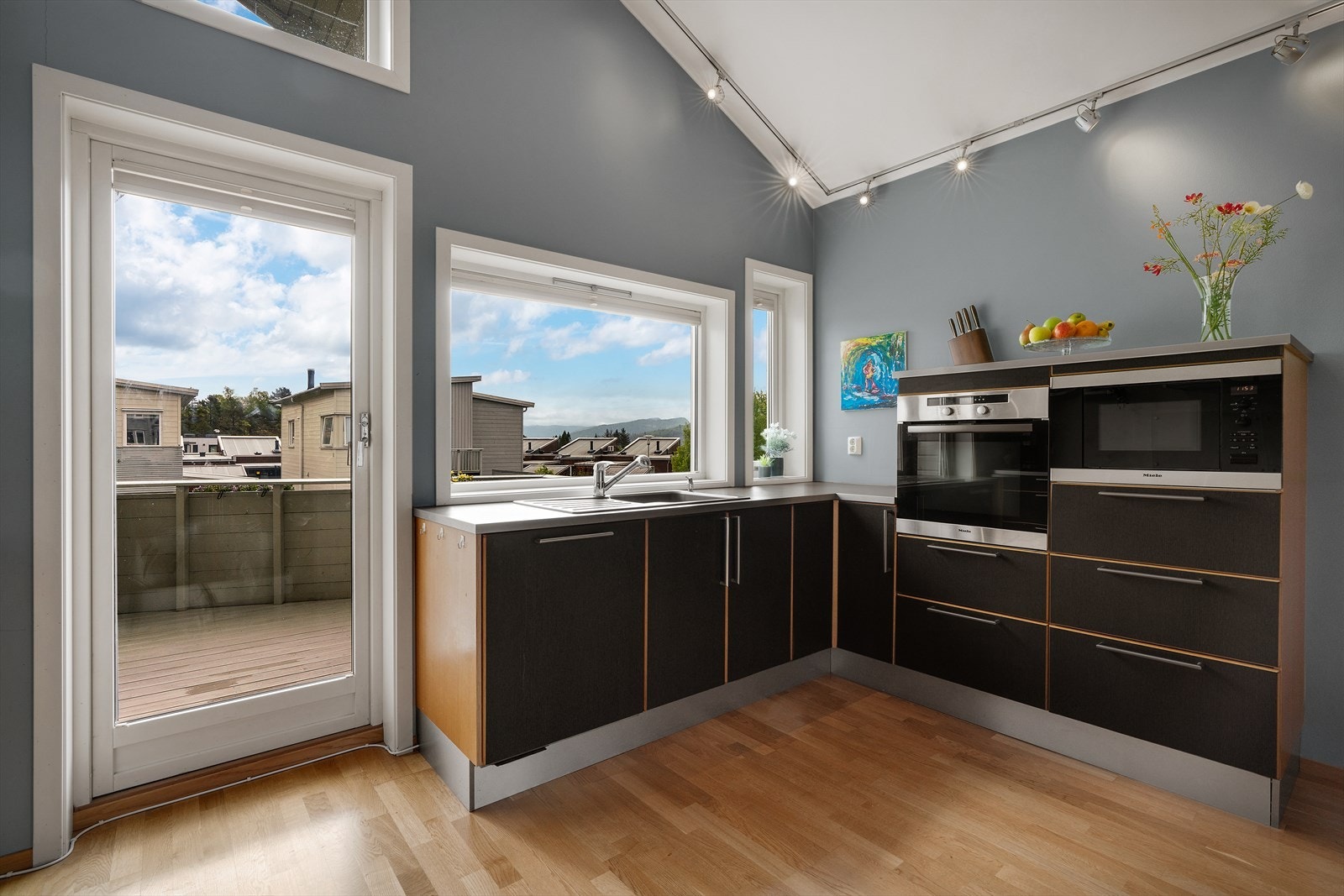 Fra kjøkkenet er det utgang til en altan på 7 m², perfekt for morgenkaffen. Galleribilde