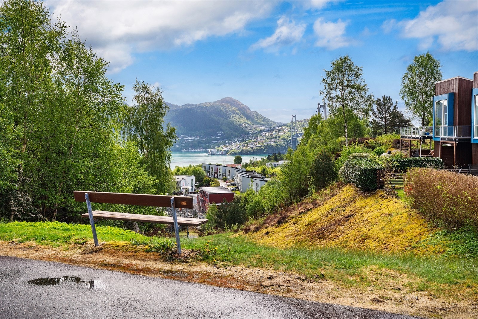 Fra nærområdet er det fin utsikt mot sjøen og Askøybroen. Galleribilde