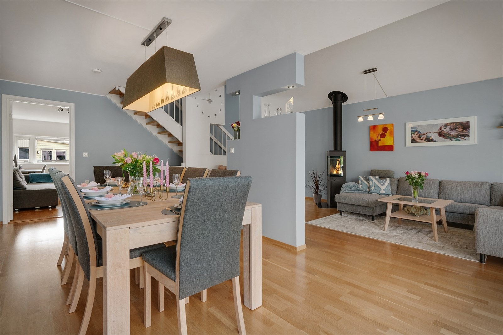 En stålpipe med vedovn skaper en naturlig soneinndeling og gir ekstra varme og hygge. Galleribilde