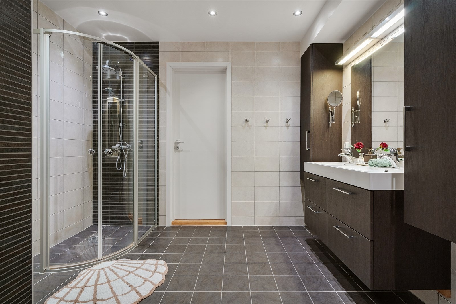 Rommet har en gjennomtenkt planløsning som skiller de ulike sonene for dusj, toalett og servant. Galleribilde