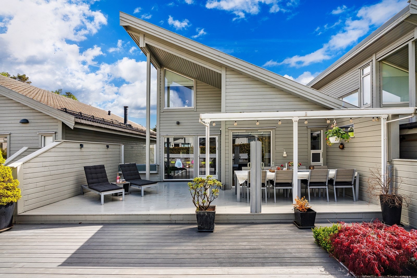 Moderne Artiumbolig fra 2011 med en gjennomtenkt arkitektur og store uteplasser. Fra stuen er det direkte utgang til et terrassedekke på ca. 80 m². Galleribilde