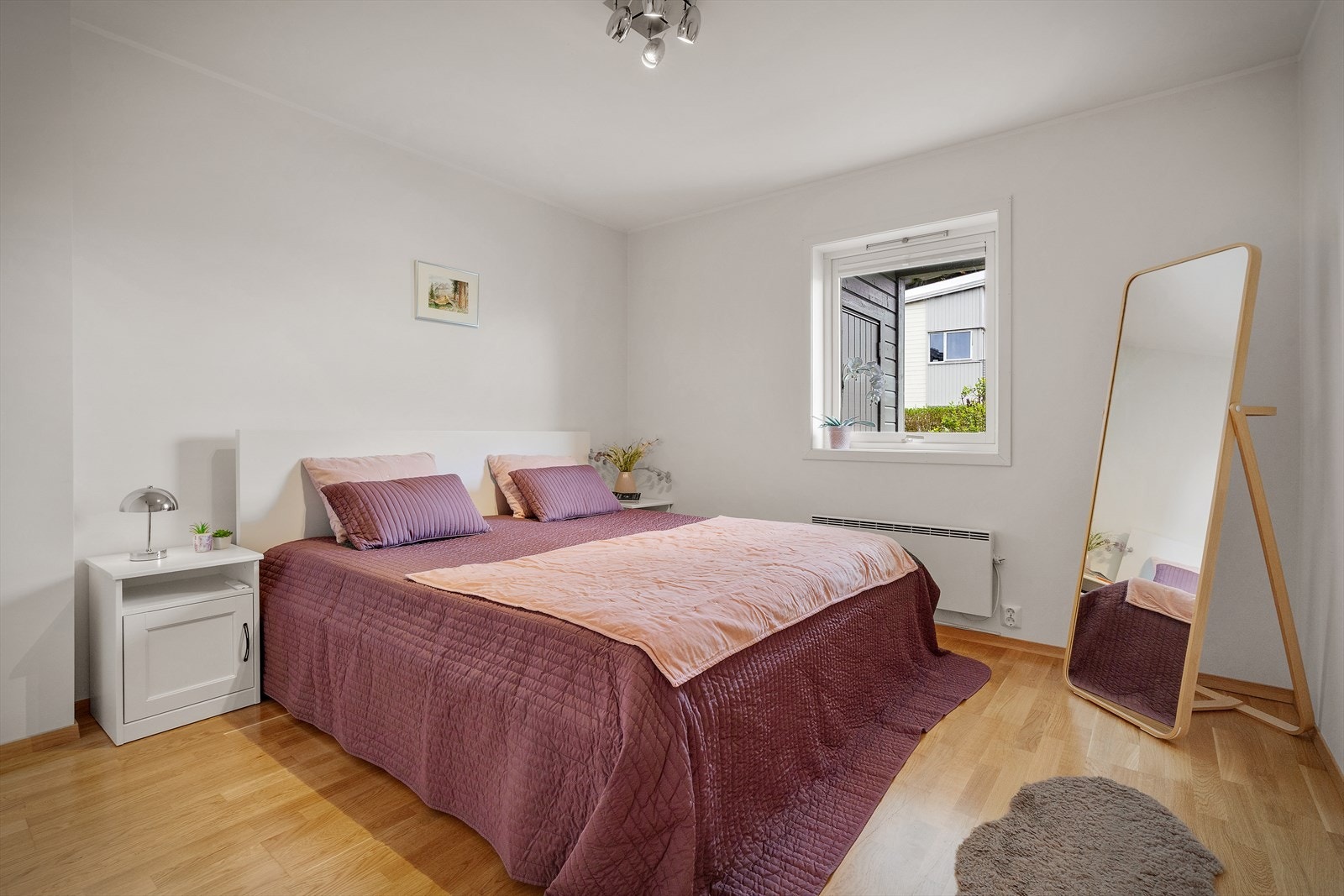 Soverom i første etasje med eikeparkett og plass til dobbeltseng og garderobe. Galleribilde