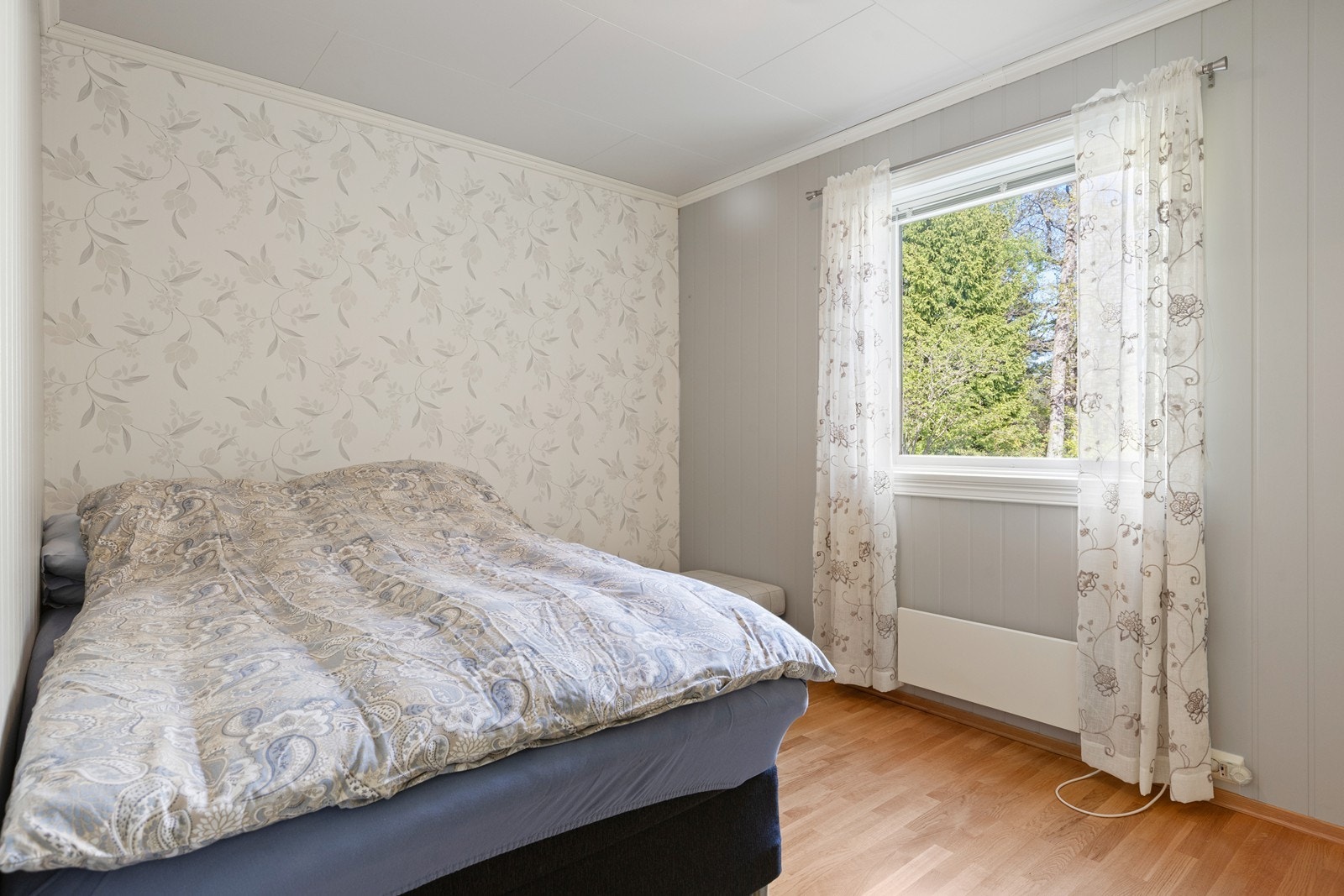 Soverom i underetasjen med god plass til dobbeltseng og garderobe Galleribilde