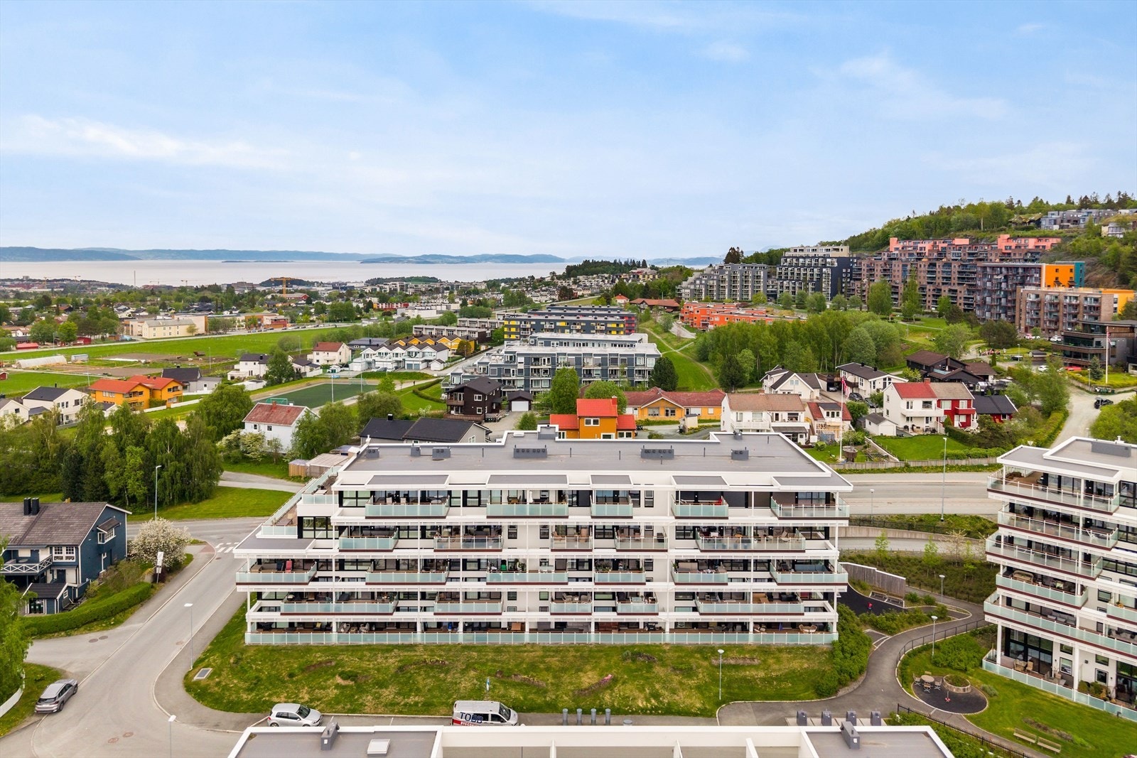 Leiligheten nyter en luftig beliggenhet i 3. etasje med orientering mot sørvest. Under hagearealet er det garasjeanlegg hvor leiligheten disponerer 1 parkeringsplass og 1 bod. Galleribilde