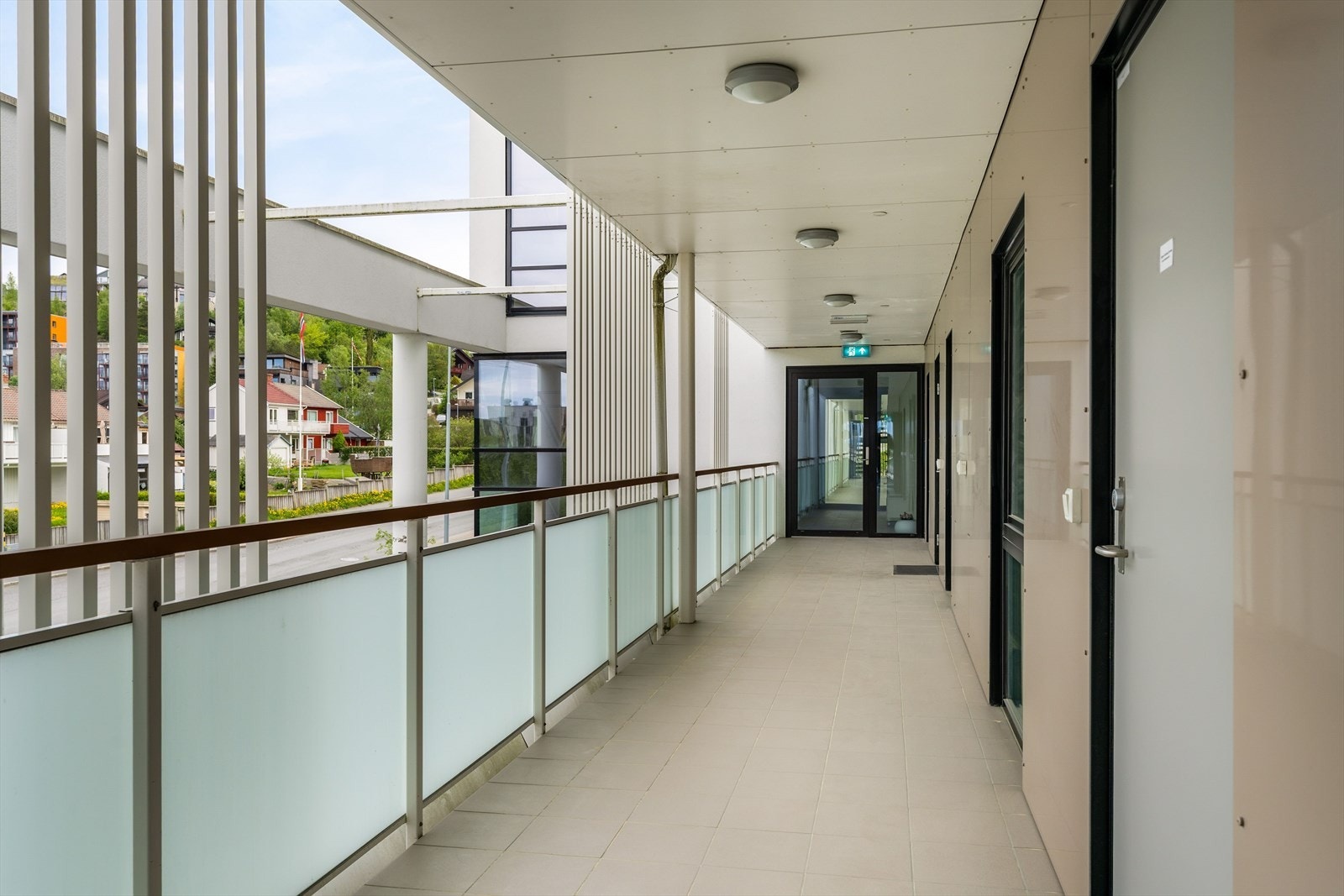 Svalgangen er romslig og gir en behagelig ankomst til inngangsdøren, med enkel tilgang via både heis og trapp til etasjen. Galleribilde