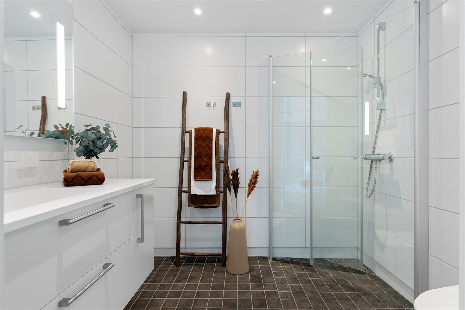 Badet har flislagte overflater, behagelig gulvvarme og downlights i himling. Galleribilde