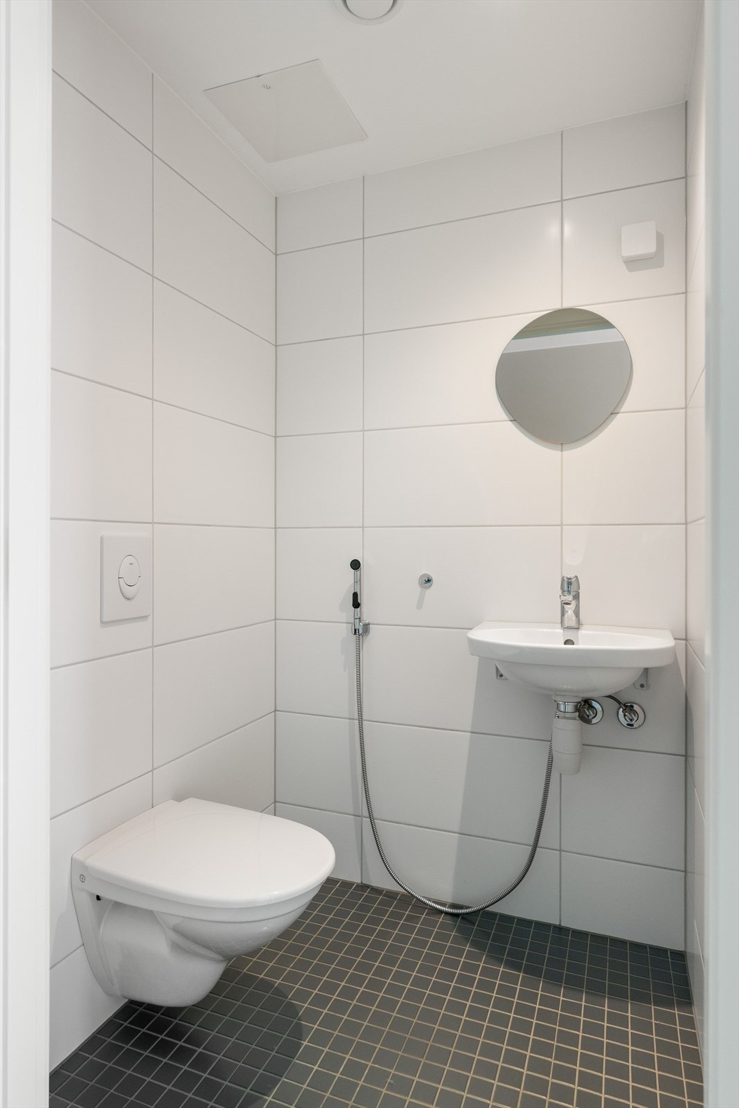 Denne leiligheten har også eget gjestetoalett, noe som er svært sjeldent for leilighetene i boligprosjektet. Galleribilde