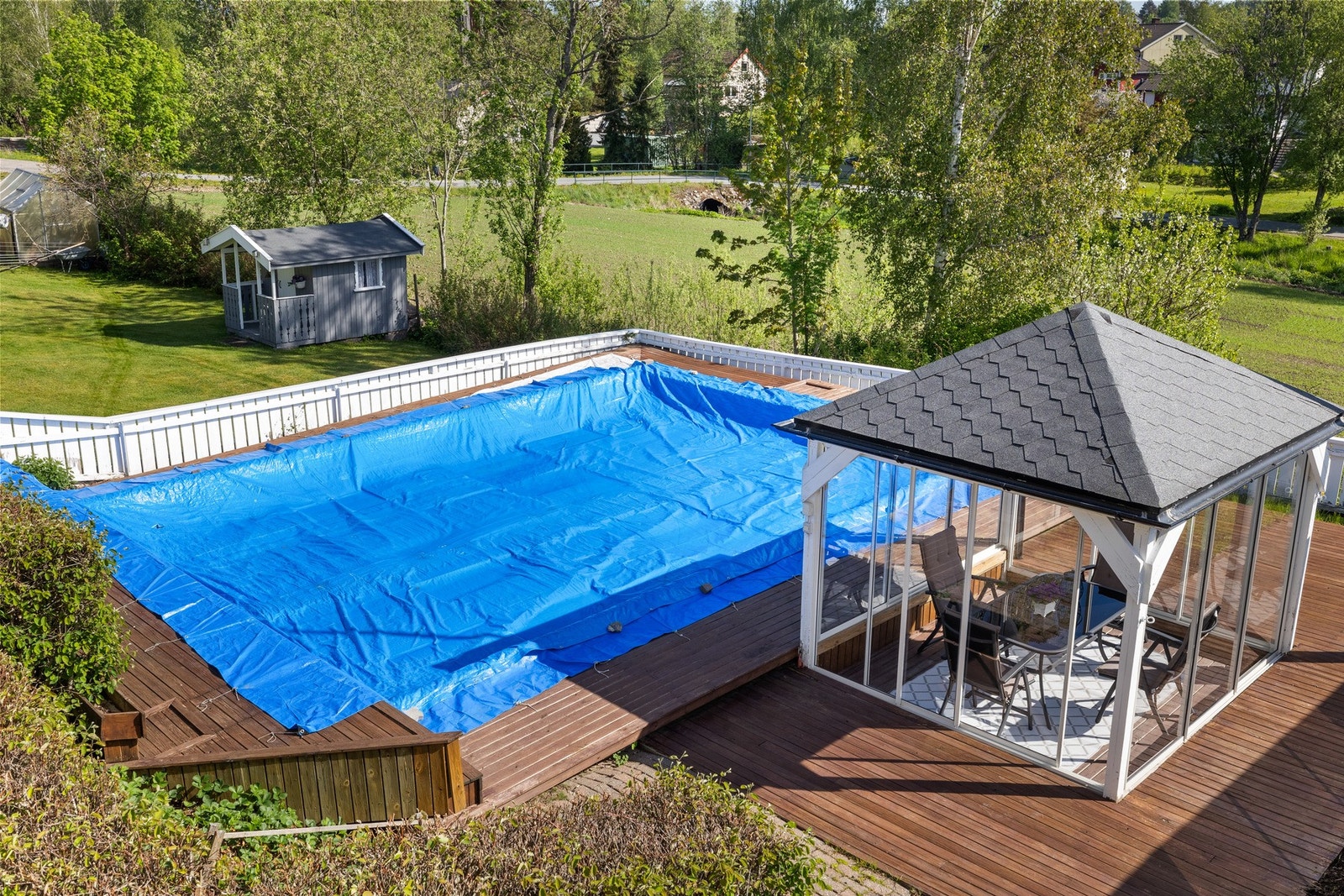 Flott bassengområde som er perfekt på varme sommerdager. Galleribilde