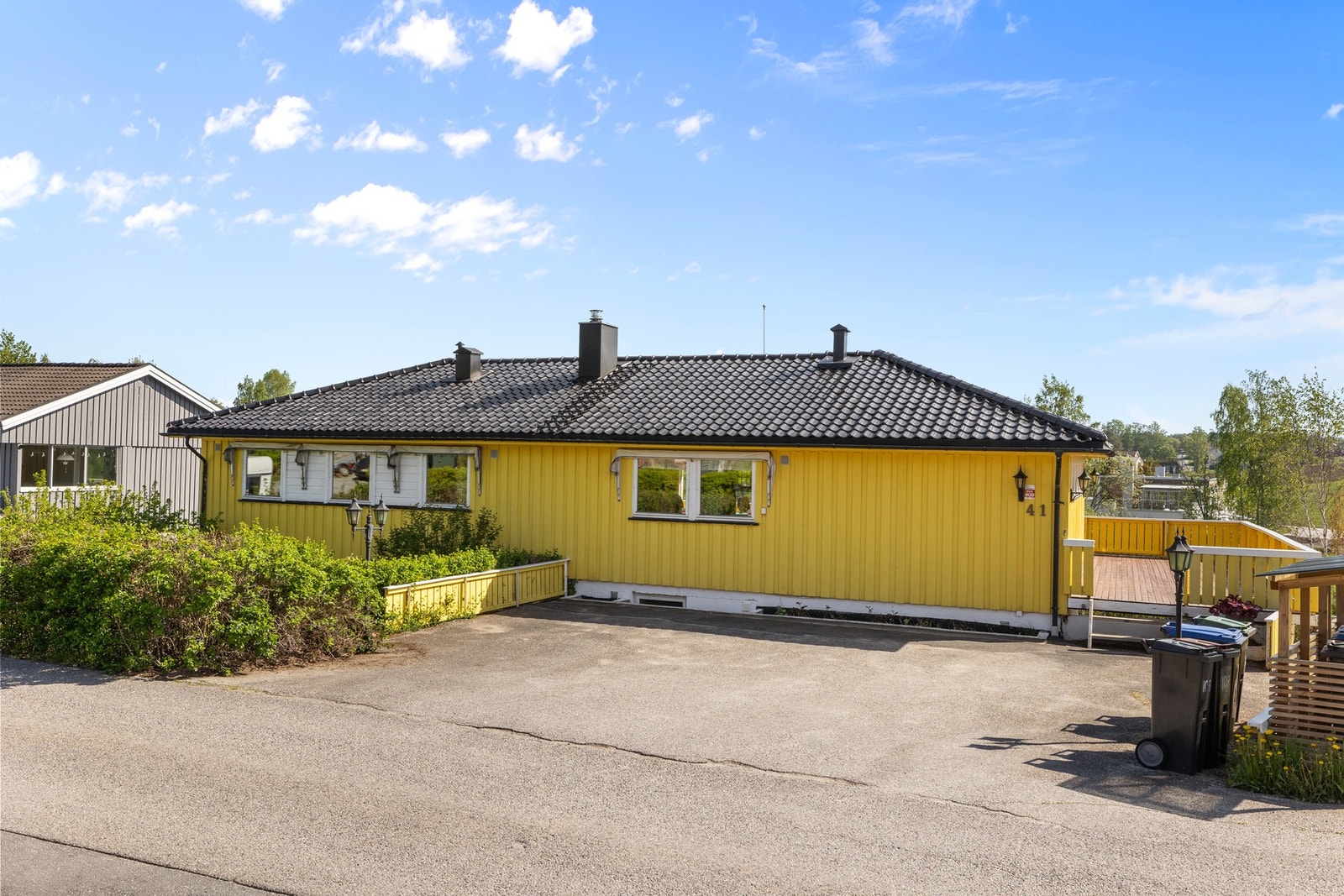 Asfaltert gårdsplass. Galleribilde