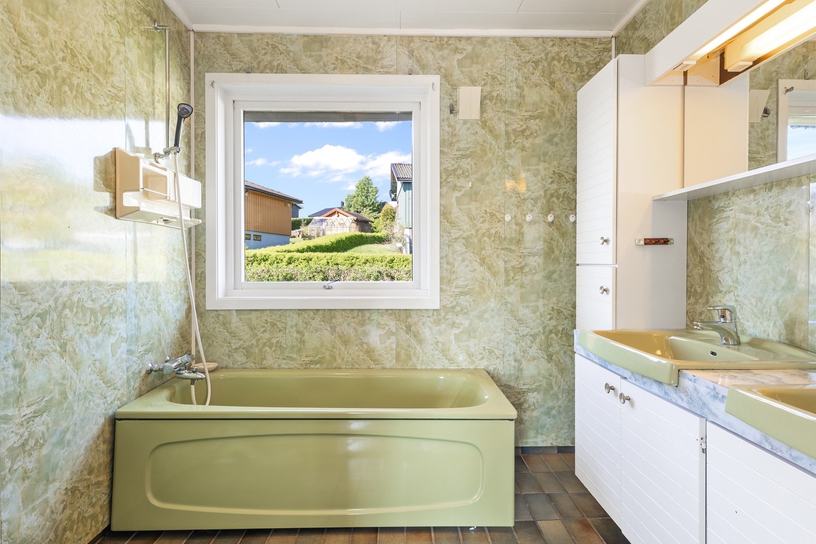 Bad - innredet med badekar. Galleribilde