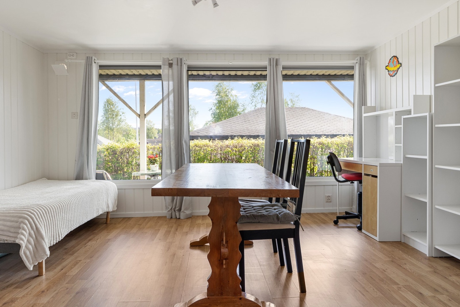Kjellerdel - stue med god plass til spisebord Galleribilde