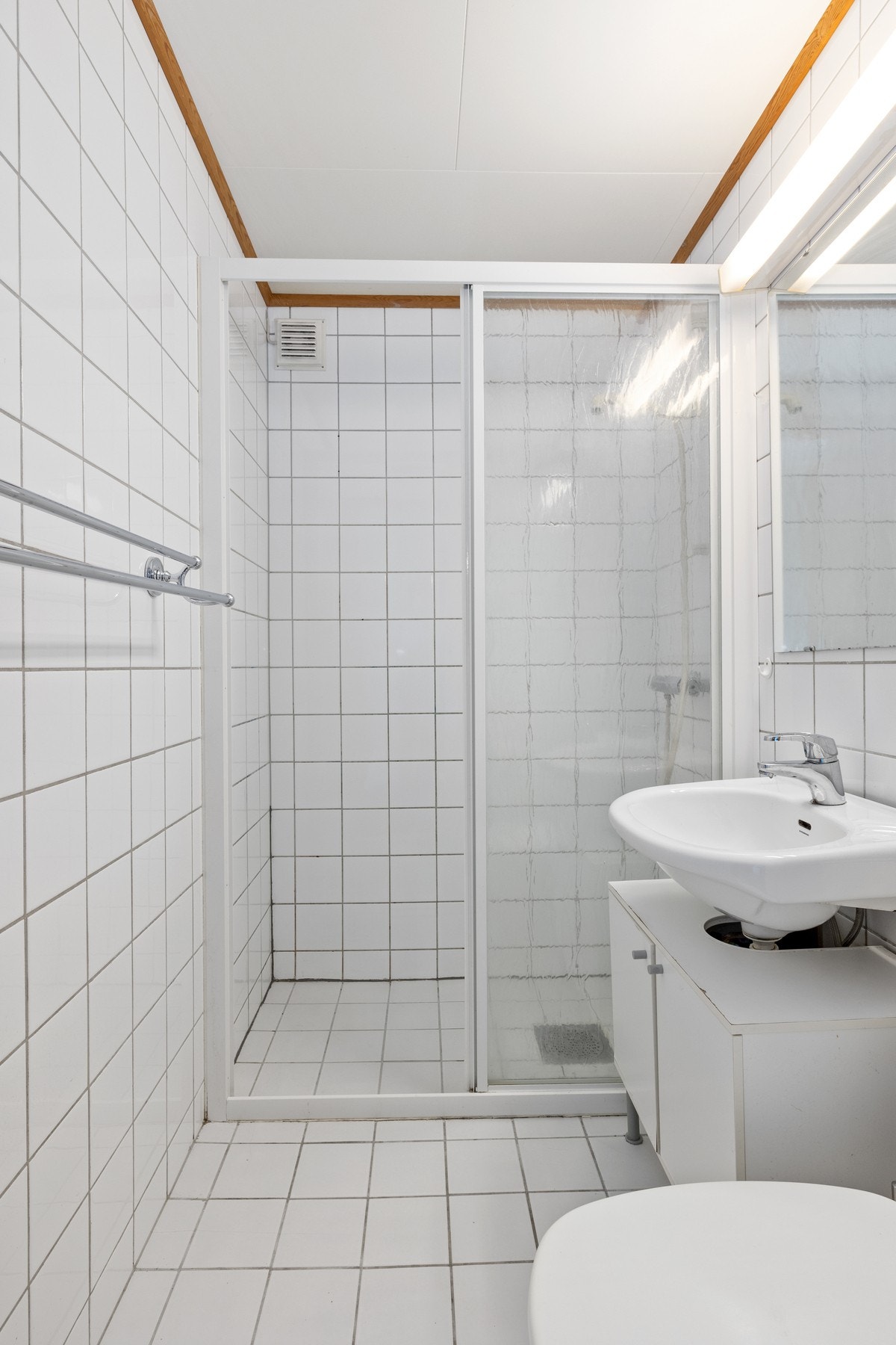 Kjellerdel - Lyst flislagt bad med eget dusjhjørne. Galleribilde