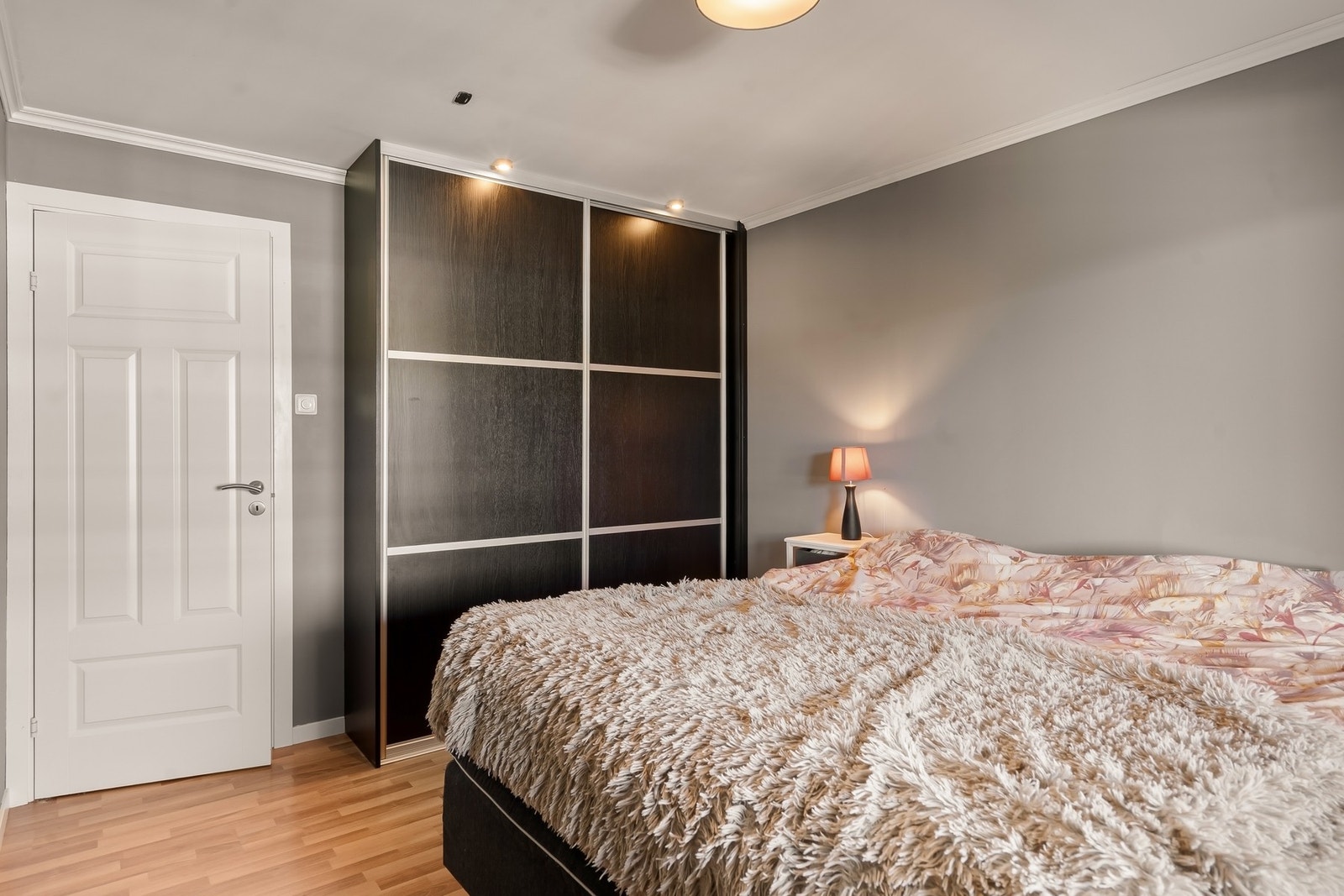 Skyvedørsgarderobe med spottbelysning. Galleribilde