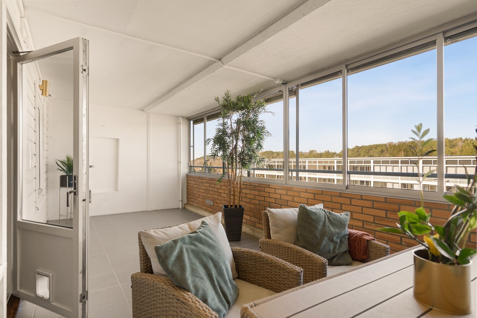 En stor og innglasset veranda med et fint utsyn over omgivelsene. Galleribilde