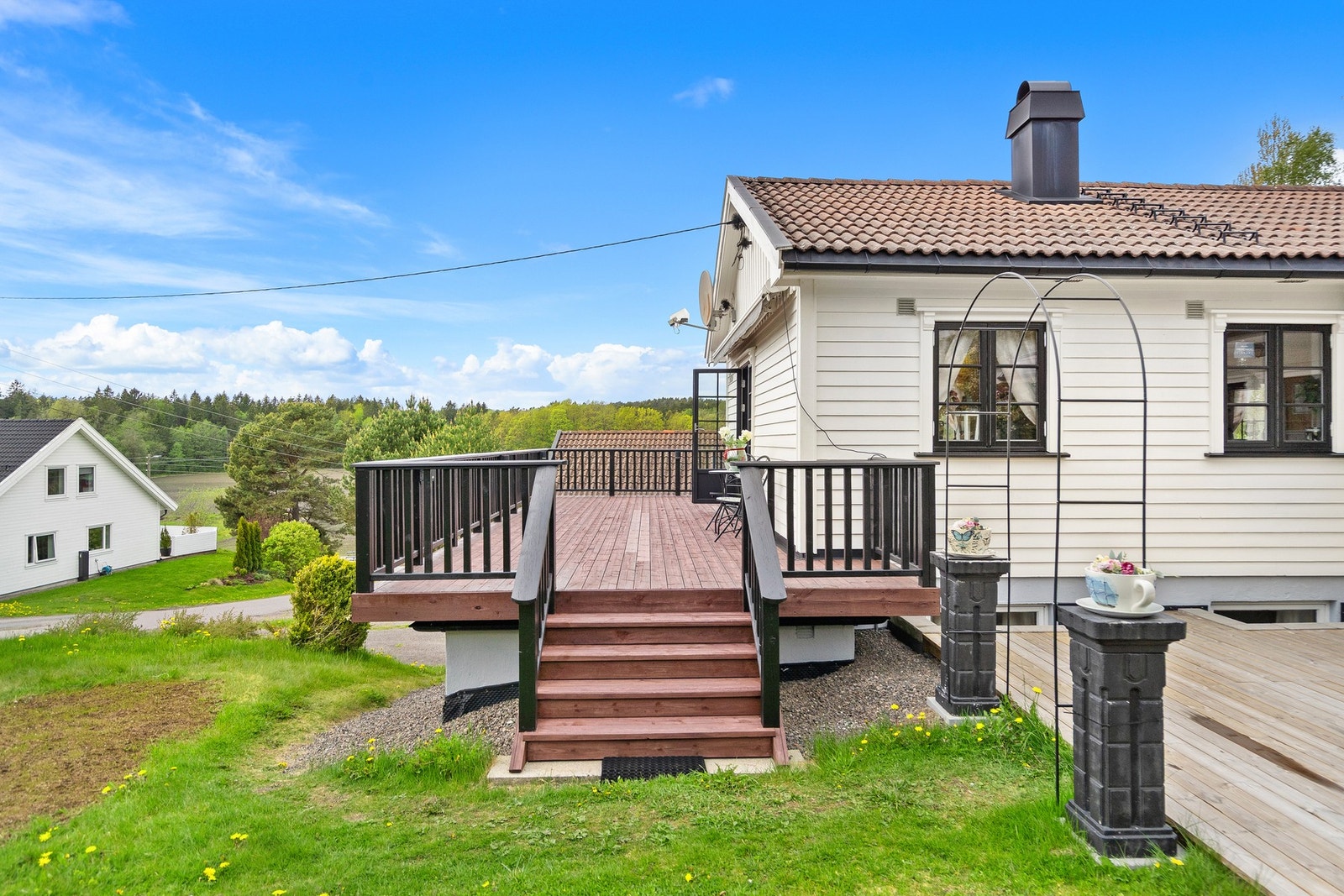 Terrassen har en skjermet beliggenhet med fine solforhold og enkel adkomst til hage og oppholdsrom, noe som skaper en sømløs overgang mellom inne- og uteområdene. Galleribilde