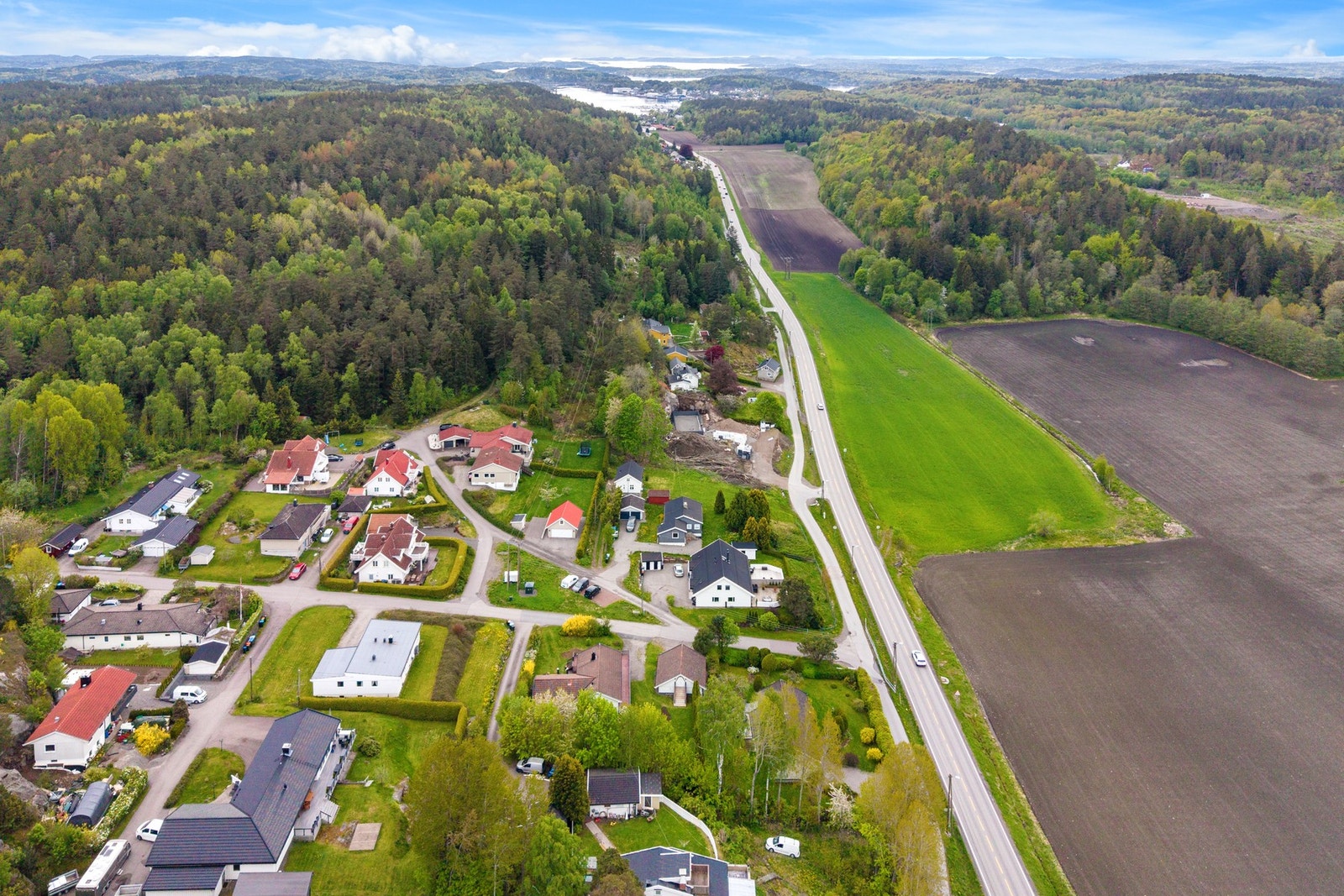 Eiendommen har en attraktiv og naturskjønn beliggenhet med flotte omgivelser bestående av skog, åpne landskap og spredt boligbebyggelse. Galleribilde