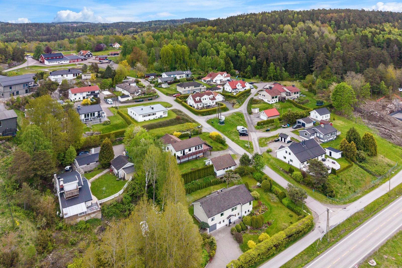 Attraktiv beliggenhet i et rolig og familievennlig boligområde med nærhet til både natur og nødvendige fasiliteter. Galleribilde