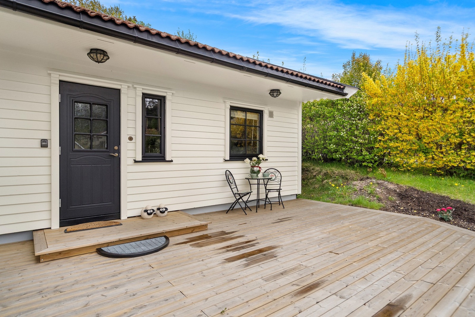 Solrik og skjermet terrasse med god plass til utemøbler og hyggelige uteaktiviteter. Terrassen har et moderne og innbydende uttrykk med enkel adkomst til boligen og hagen rundt. Galleribilde
