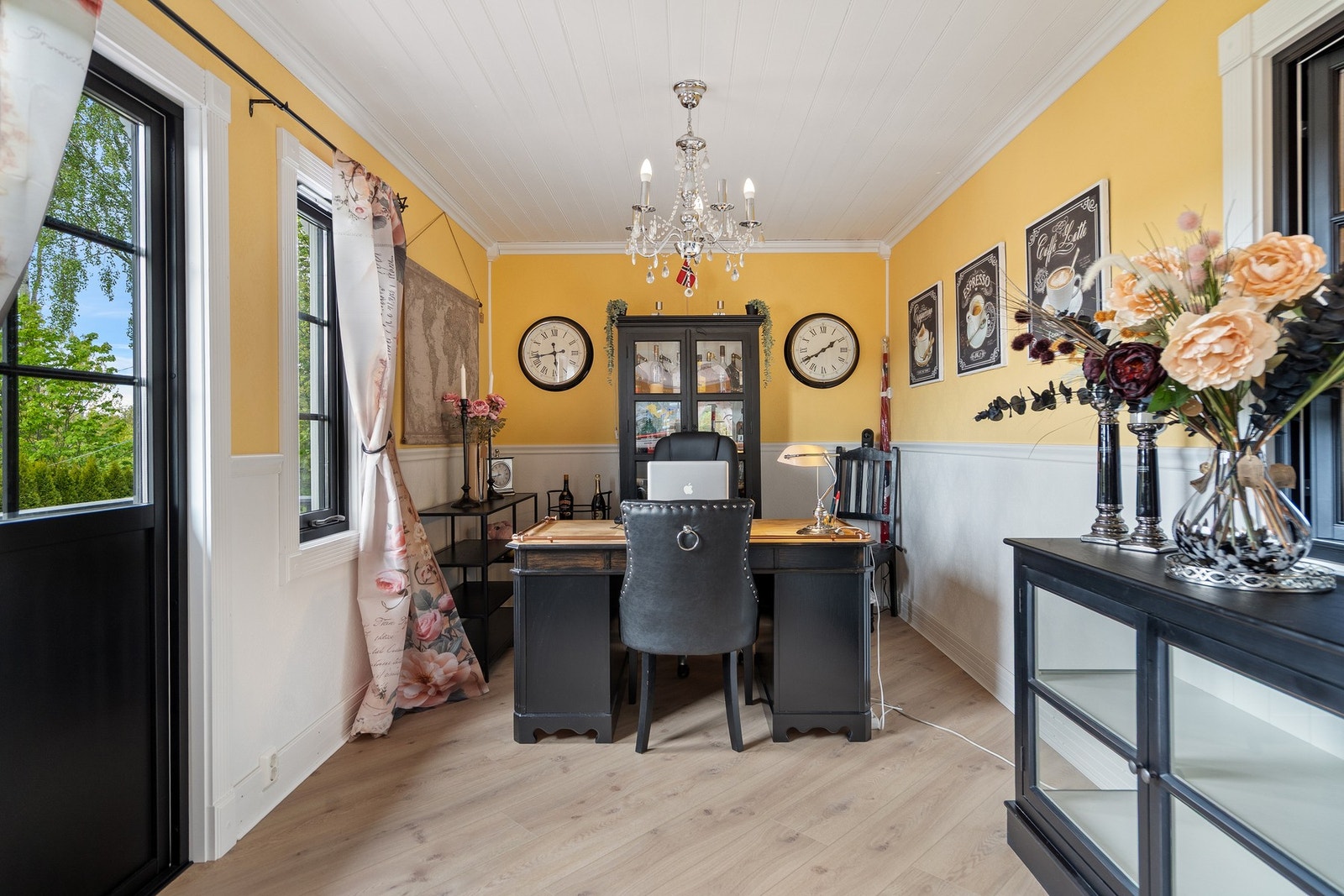 Romslig og lyst rom med fleksible bruksmuligheter, perfekt som hjemmekontor, hobbyrom eller ekstra oppholdsrom. Galleribilde