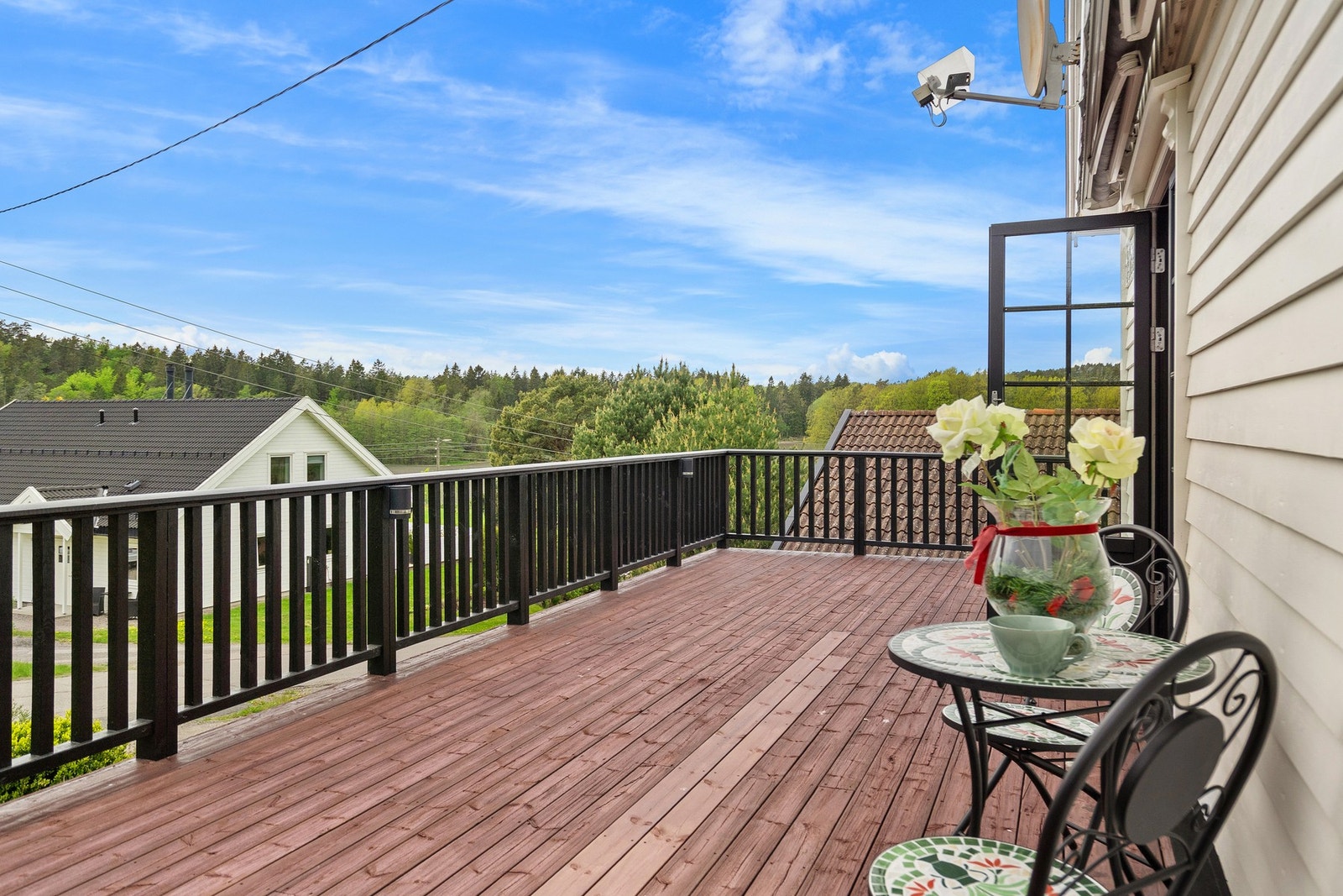 Innbydende og solrik terrasse med moderne uttrykk og god plass til utemøbler Galleribilde