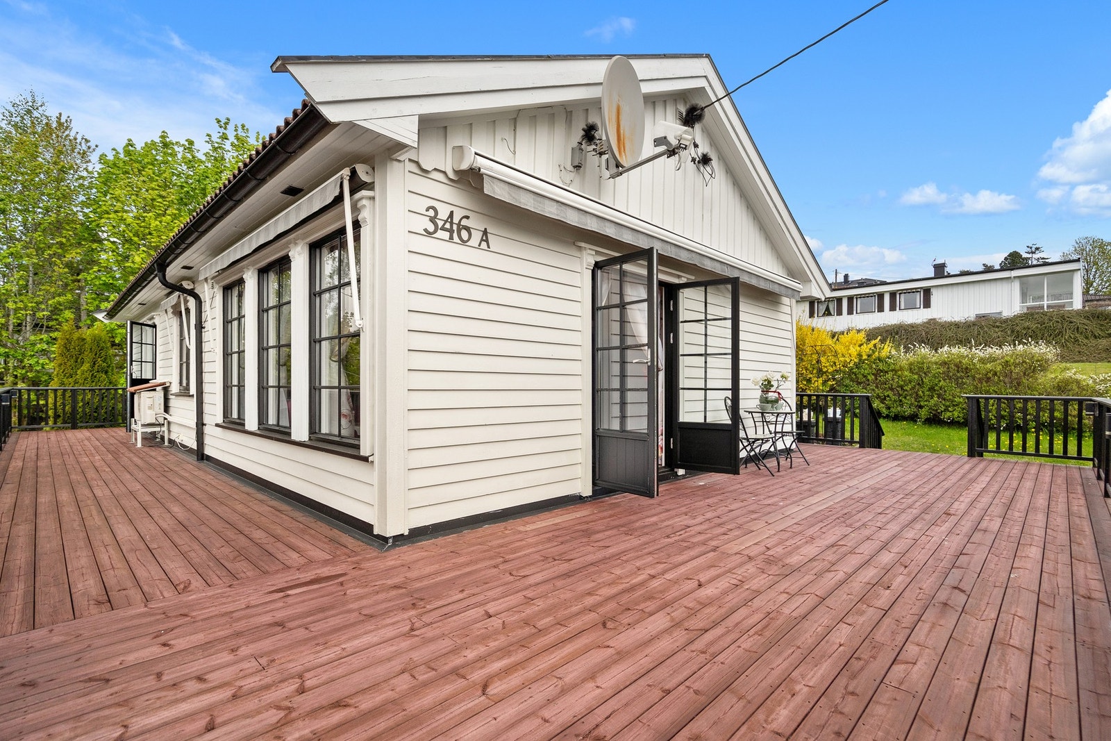 Stor og solrik terrasse som strekker seg rundt boligen og gir svært gode muligheter for ulike soner til både avslapning og sosiale sammenkomster. Galleribilde