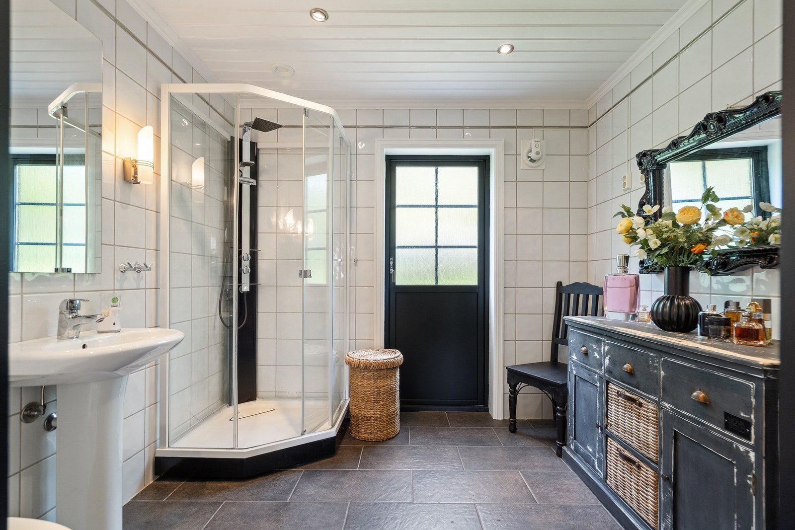 Delikat og romslig baderom med moderne løsninger og god plass til både oppbevaring og komfort. Badet har stilrene flislagte overflater, stor dusjløsning og elegante detaljer som gir et eksklusivt preg Galleribilde