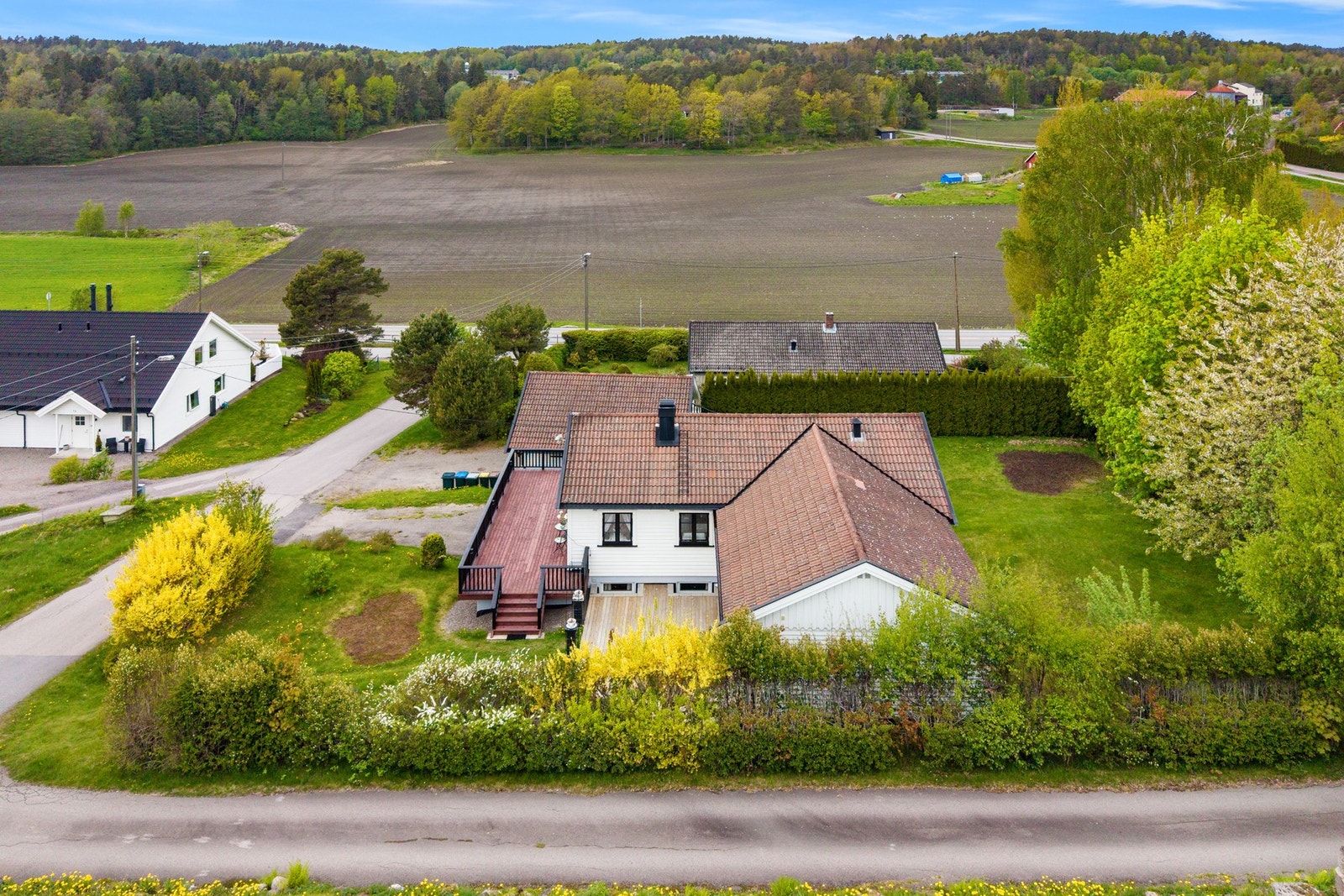 Eiendommen har god plass til både lek, avslapning og parkering, samtidig som den ligger i rolige omgivelser med nærhet til natur og fine turområder. Galleribilde