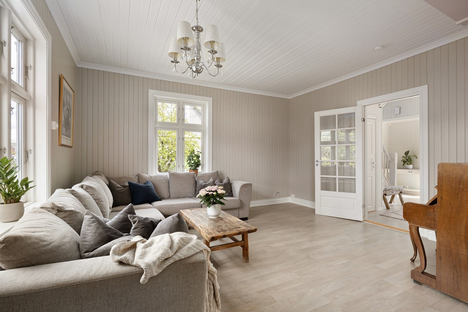 Inn fra hall kommer man inn til en fin stue Galleribilde