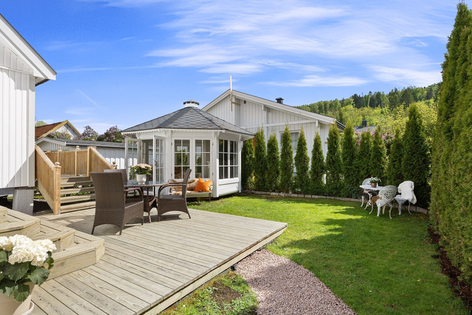 Hagen har fin gangvei, terrasse og grøntarealer Galleribilde