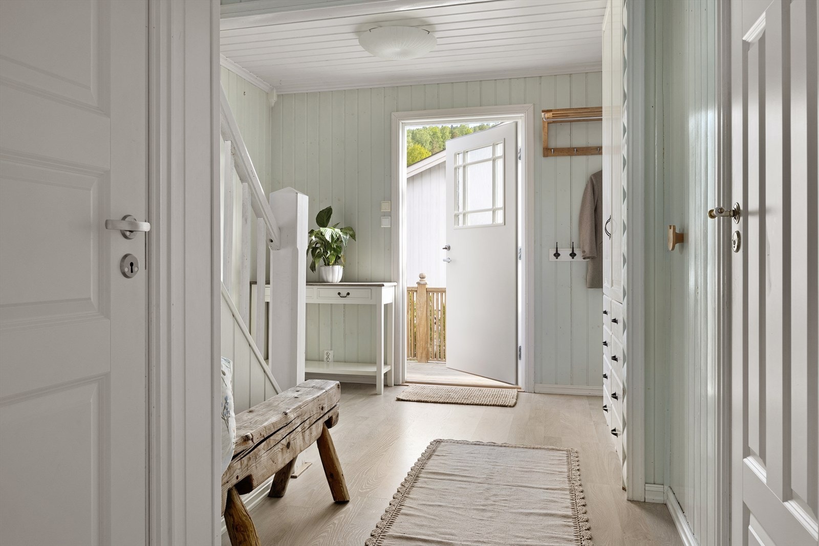 Huset har en fin hall med plass for å henge fra seg langs vegg og i garderobe Galleribilde