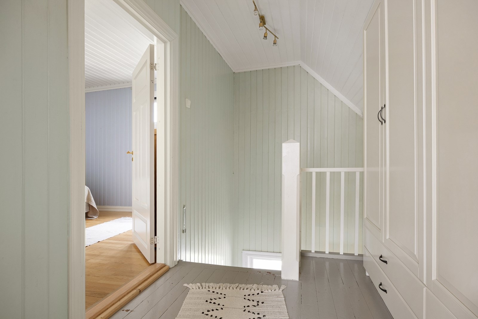 Hall med plass for lagring i garderobeskap Galleribilde