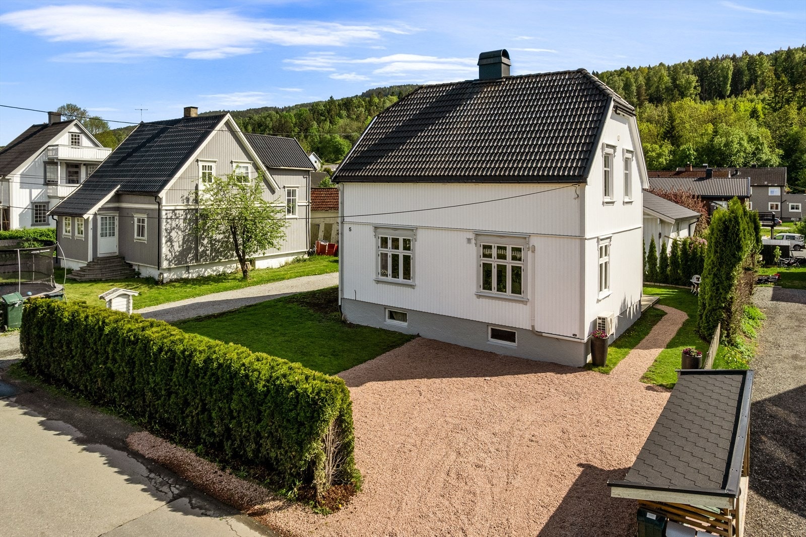 Velkommen hjem! Romslig gårdsplass med biloppstilling Galleribilde