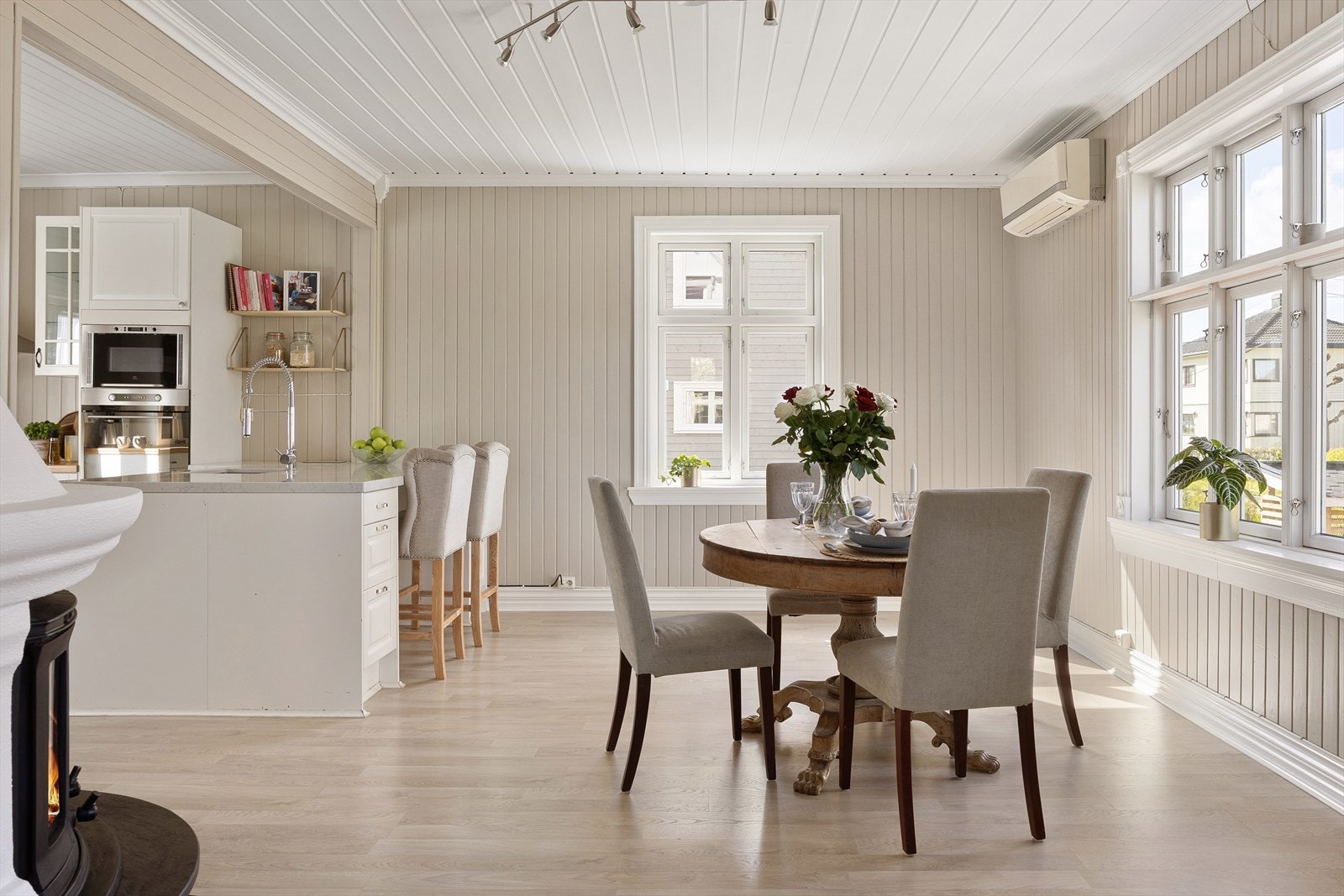 Her er det god plass for langbord, i tillegg til spiseplass ved barløsning Galleribilde