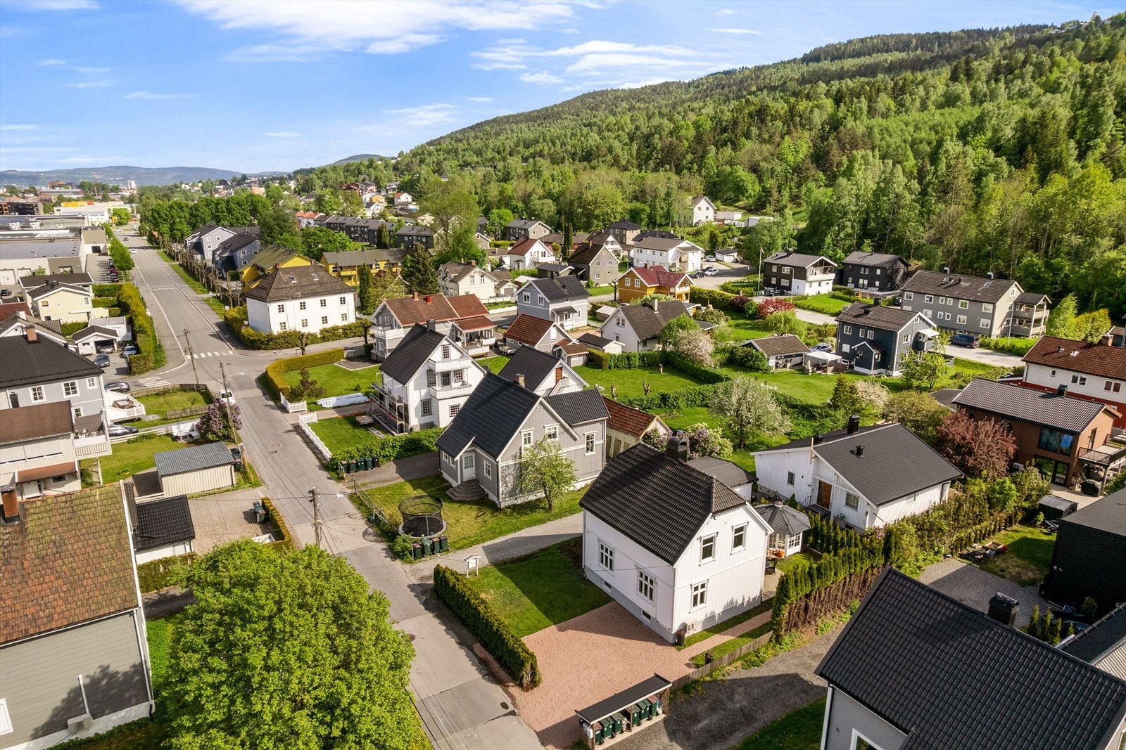 Huset ligger fint til på Gulskogen i et rolig boligstrøk Galleribilde
