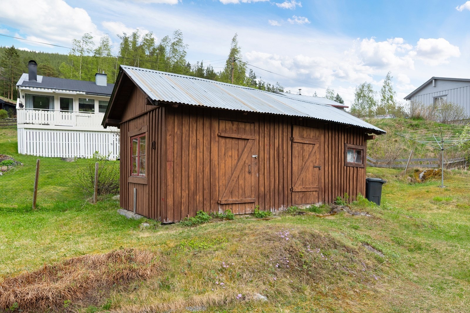 I tillegg er det et uthus på 16 m² med saltak, også tekket med blikkplater. Galleribilde