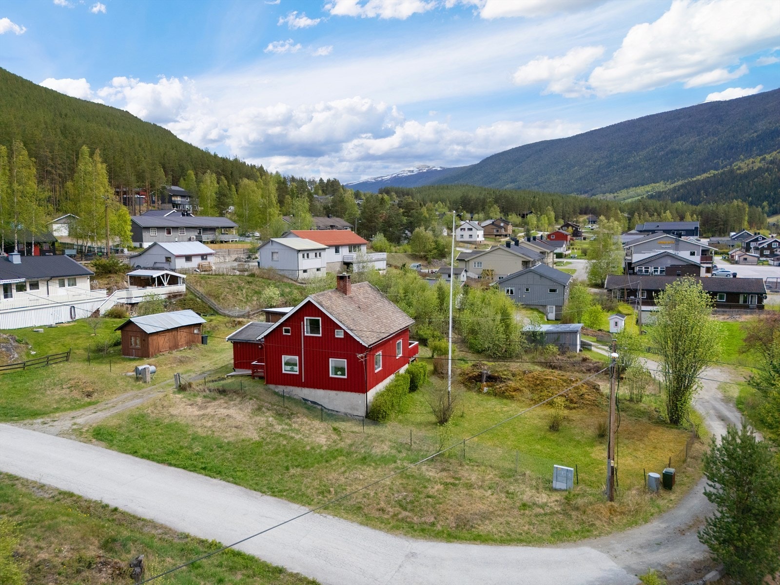 Eiendommen "Skogly" ligger sentralt til på Lalm. Galleribilde