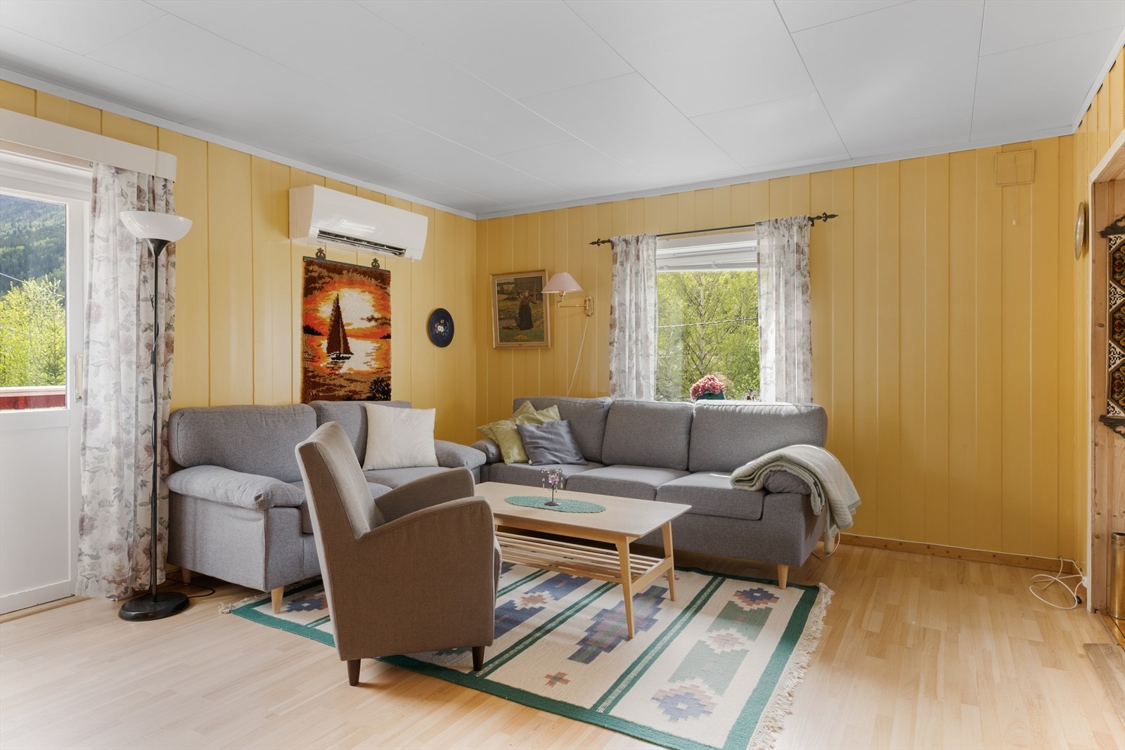 I stua er det vegger med trepanel og laminatgulv. Galleribilde