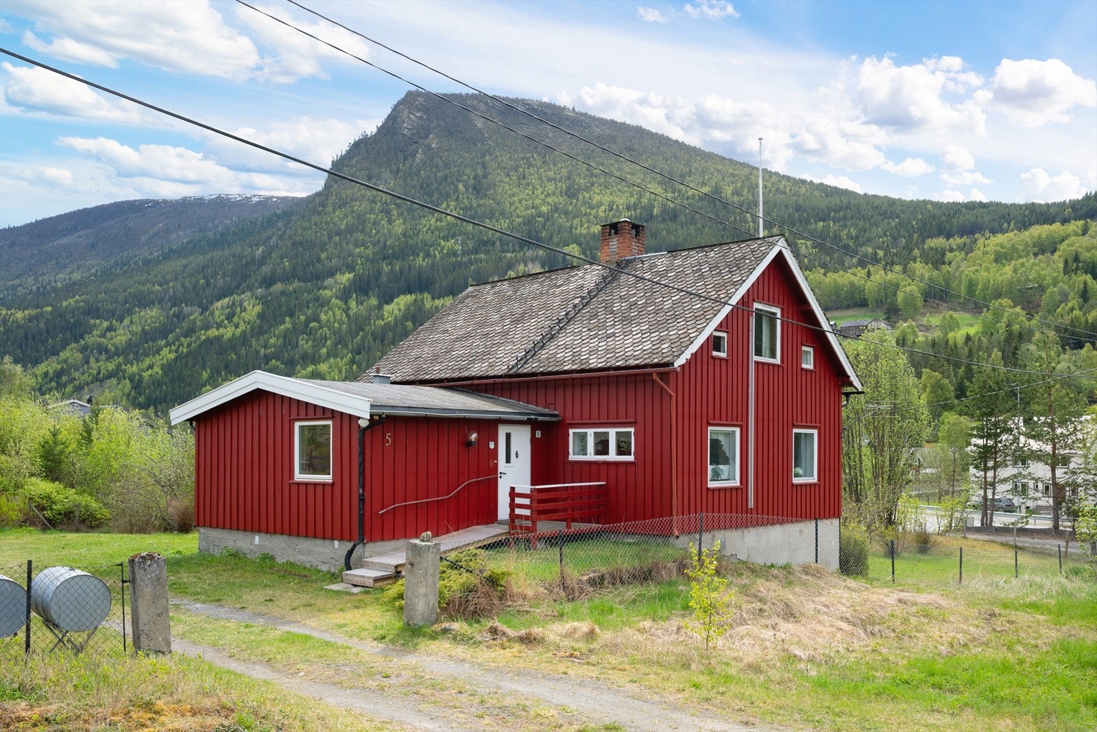Det er enkel adkomst inn til eiendommen - velkommen inn! Galleribilde
