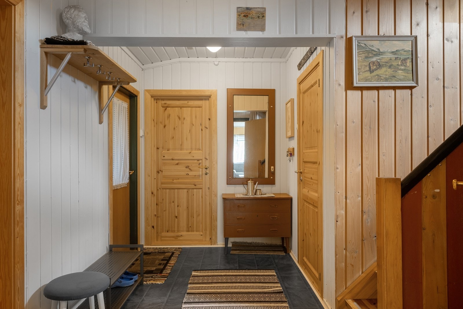 Gang med plass til yttertøy og sko. Galleribilde