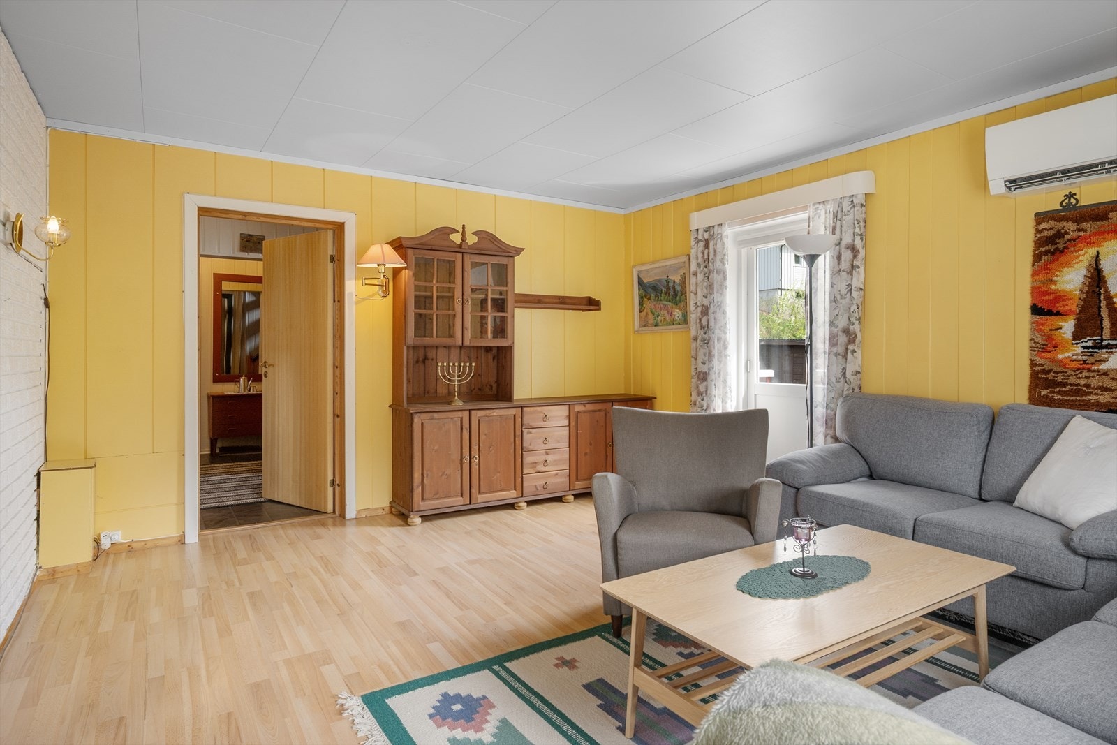 Fra stua er det utgang til terrasse. Galleribilde